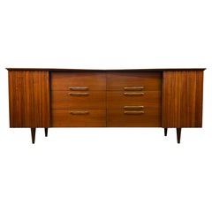 Commode basse en noyer de style « Mid-Century Modern » de Young Manufacturing