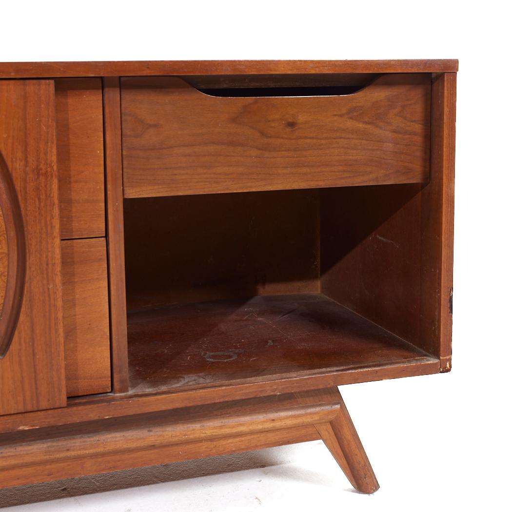 Young Manufacturing Mid Century Walnut and Burlwood Credenza and Hutch For Sale 3