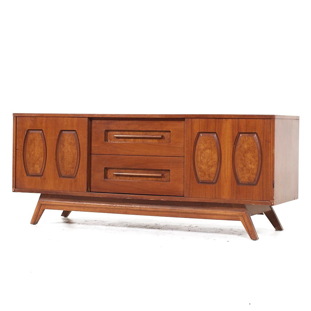 Young Manufacturing Mid Century Walnut and Burlwood Credenza and Hutch In Good Condition For Sale In Countryside, IL