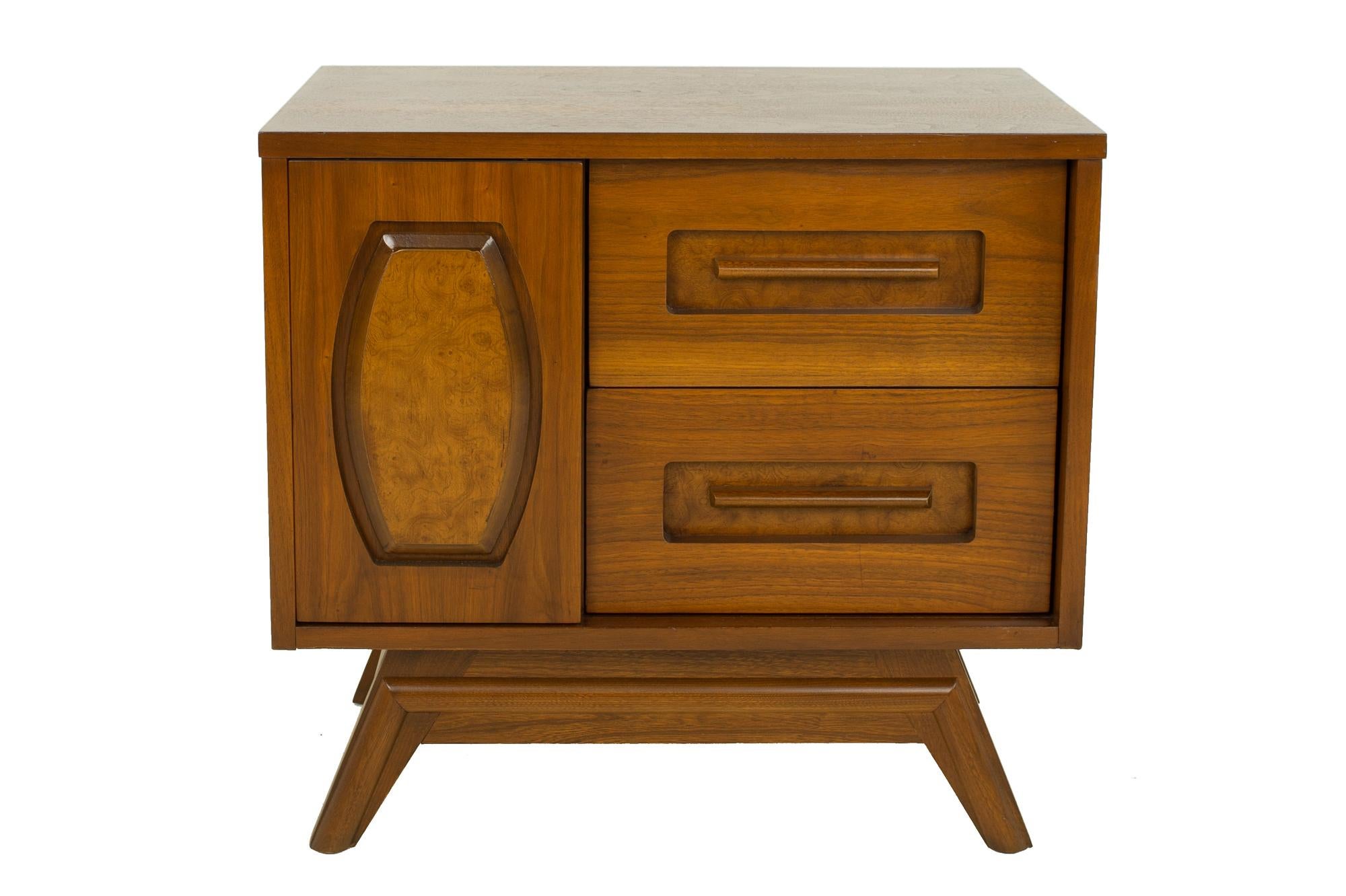Young Manufacturing Mid Century Walnut and Burlwood Nightstands, a Pair In Good Condition In Countryside, IL