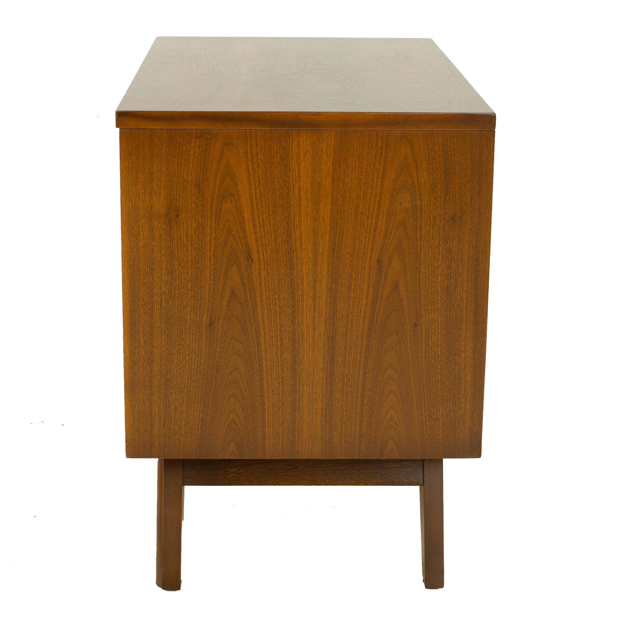 Young Manufacturing Mid Century Walnut and Burlwood Nightstands, a Pair 3