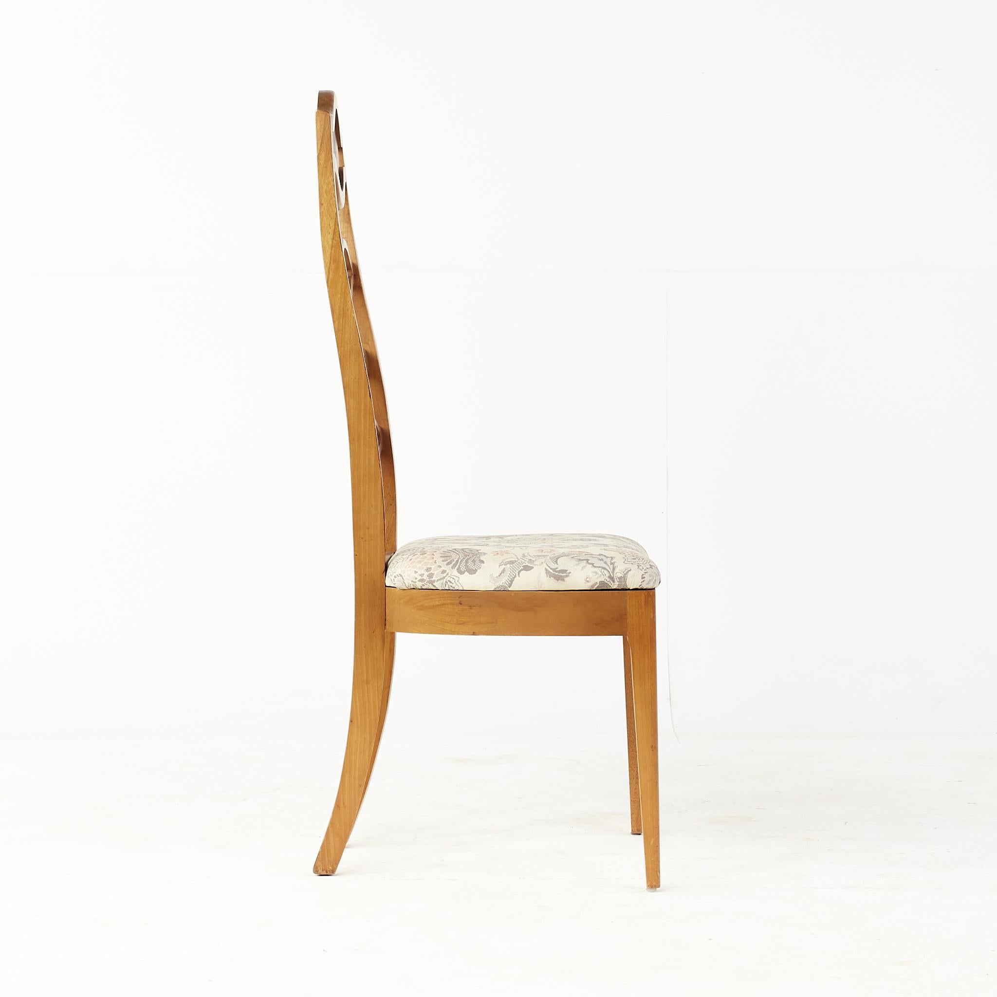 Tissu d'ameublement Jeune série de chaises de salle à manger d'appoint en noyer et bois de ronce du milieu du siècle dernier en vente