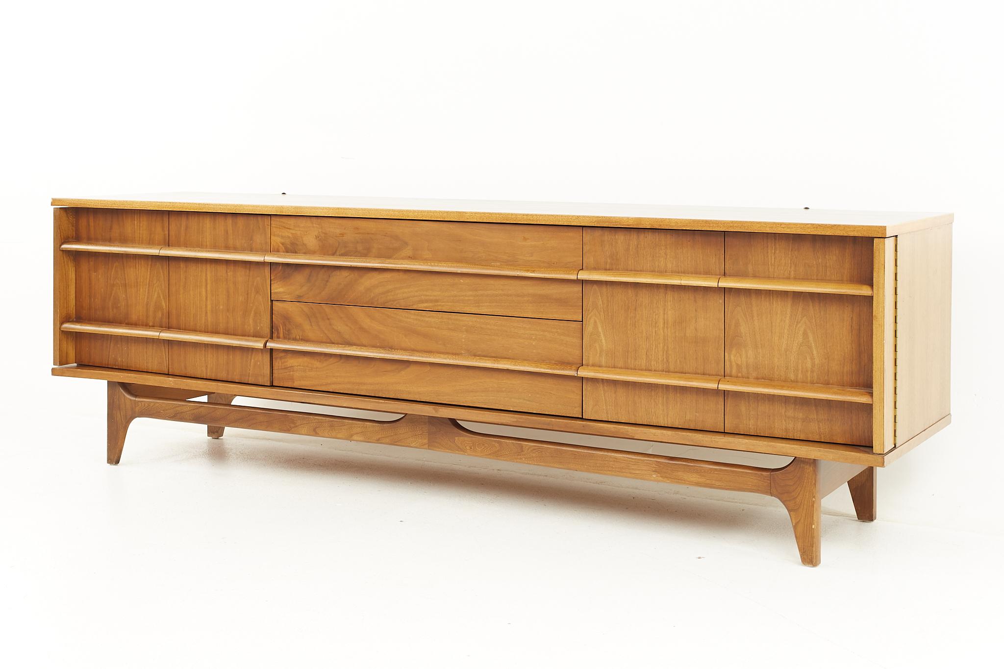 Young Manufacturing Mid Century Walnut Buffet and Hutch 3