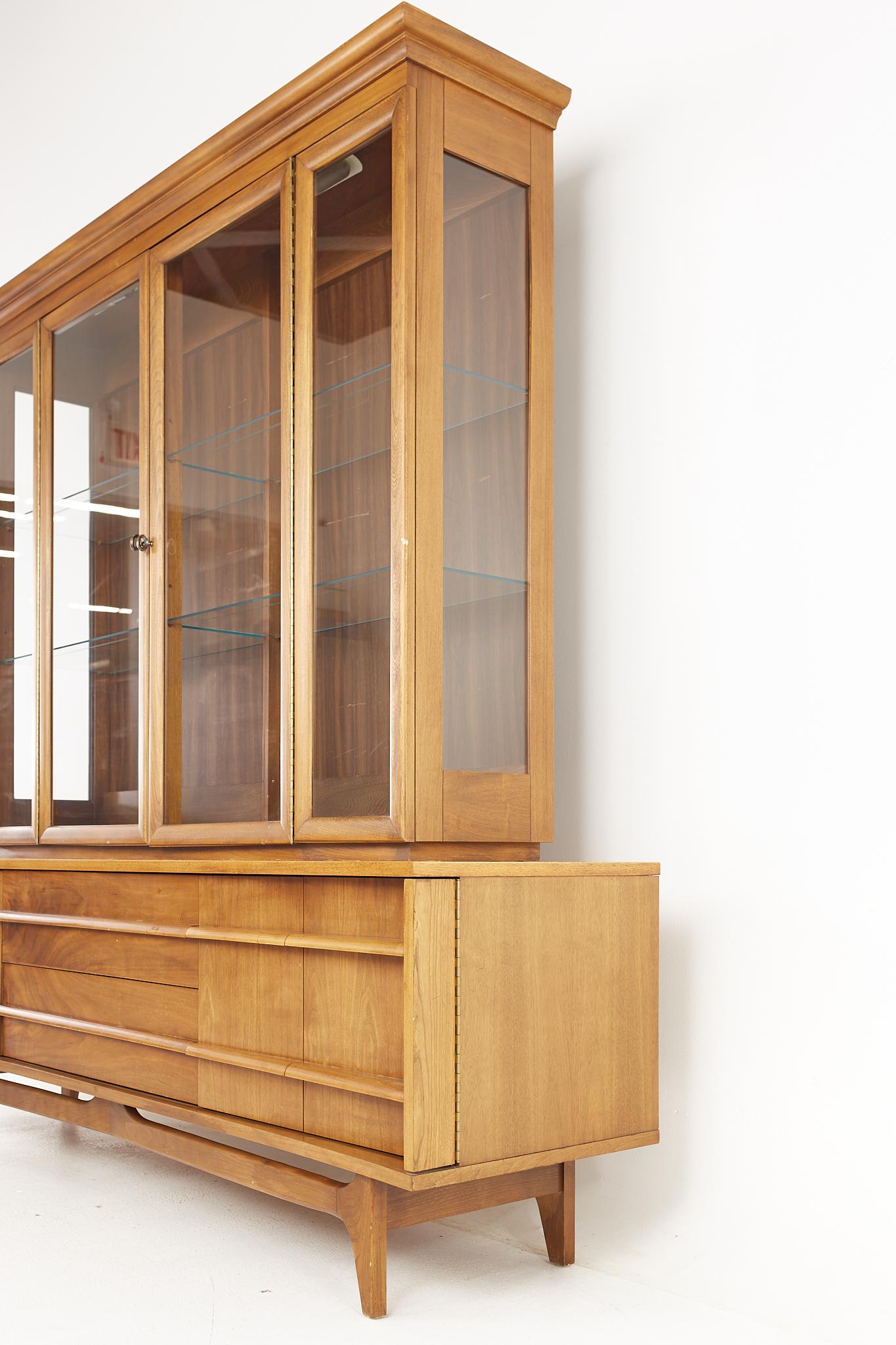 Young Manufacturing Mid Century Walnut Buffet and Hutch In Good Condition In Countryside, IL