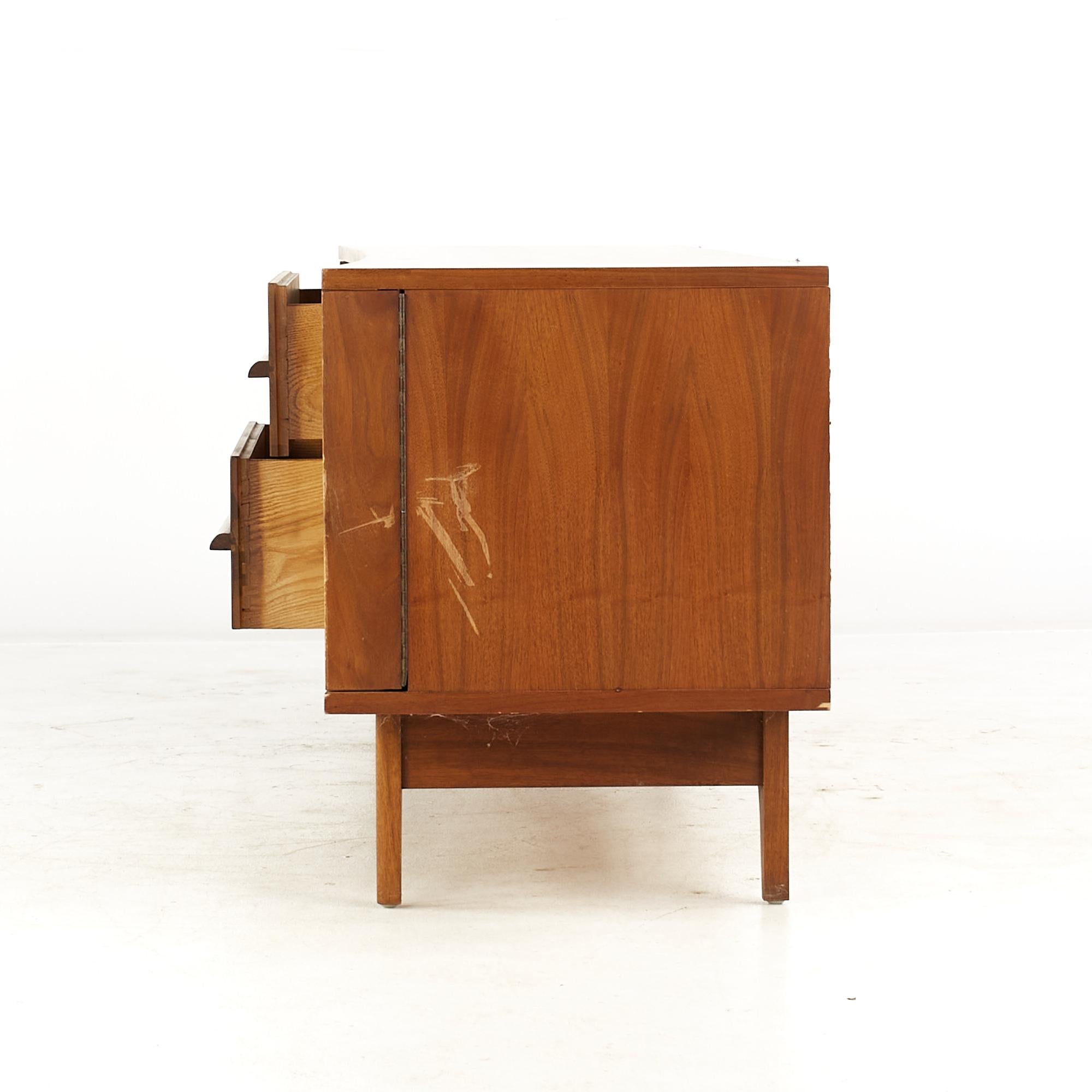 Young Manufacturing Mid-Century Walnut Curved Buffet and Hutch 3