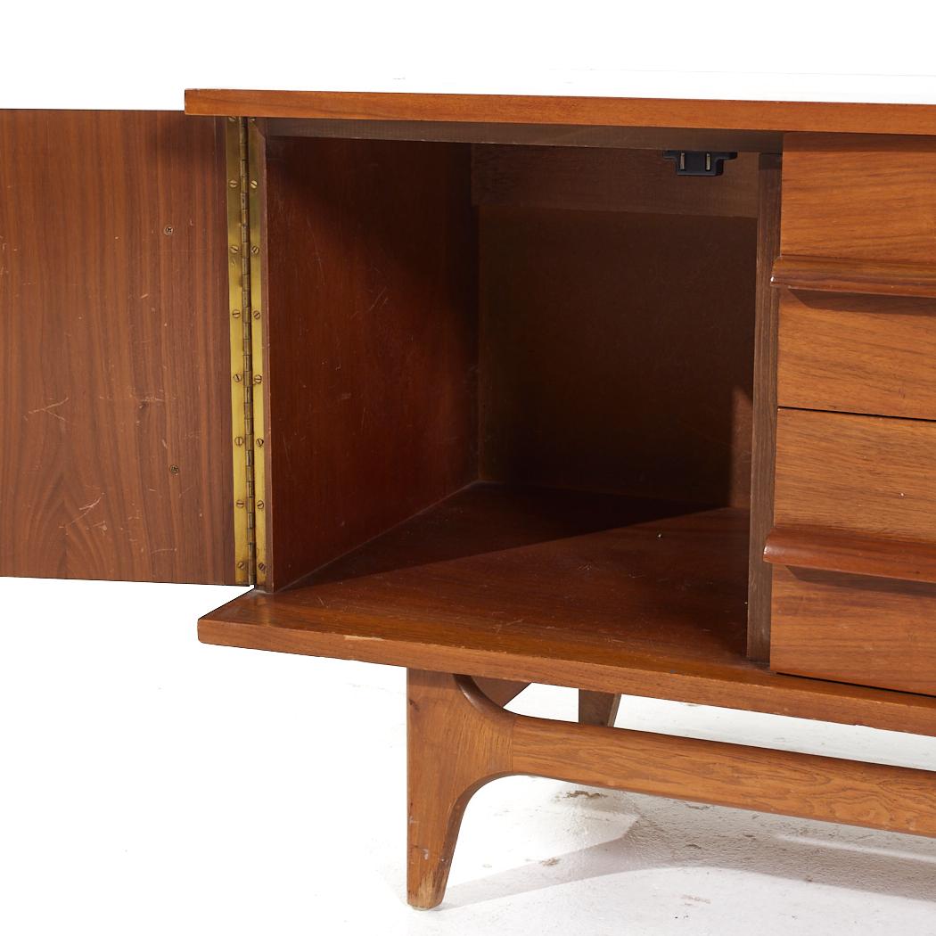 Young Manufacturing Mid Century Walnut Curved Buffet and Hutch For Sale 2