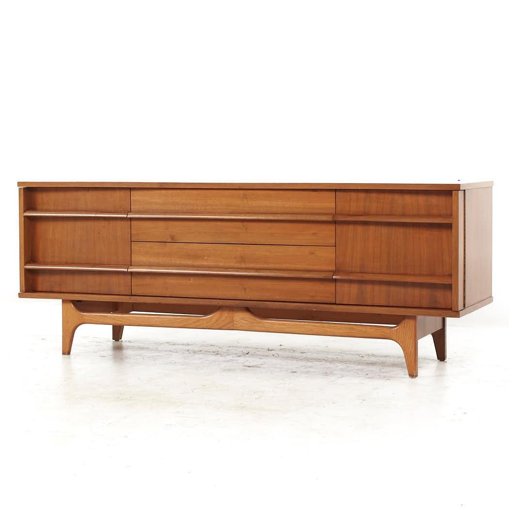 SOLD 10/10/23 Young Manufacturing Mid Century Walnut Curved Buffet and Hutch For Sale 4