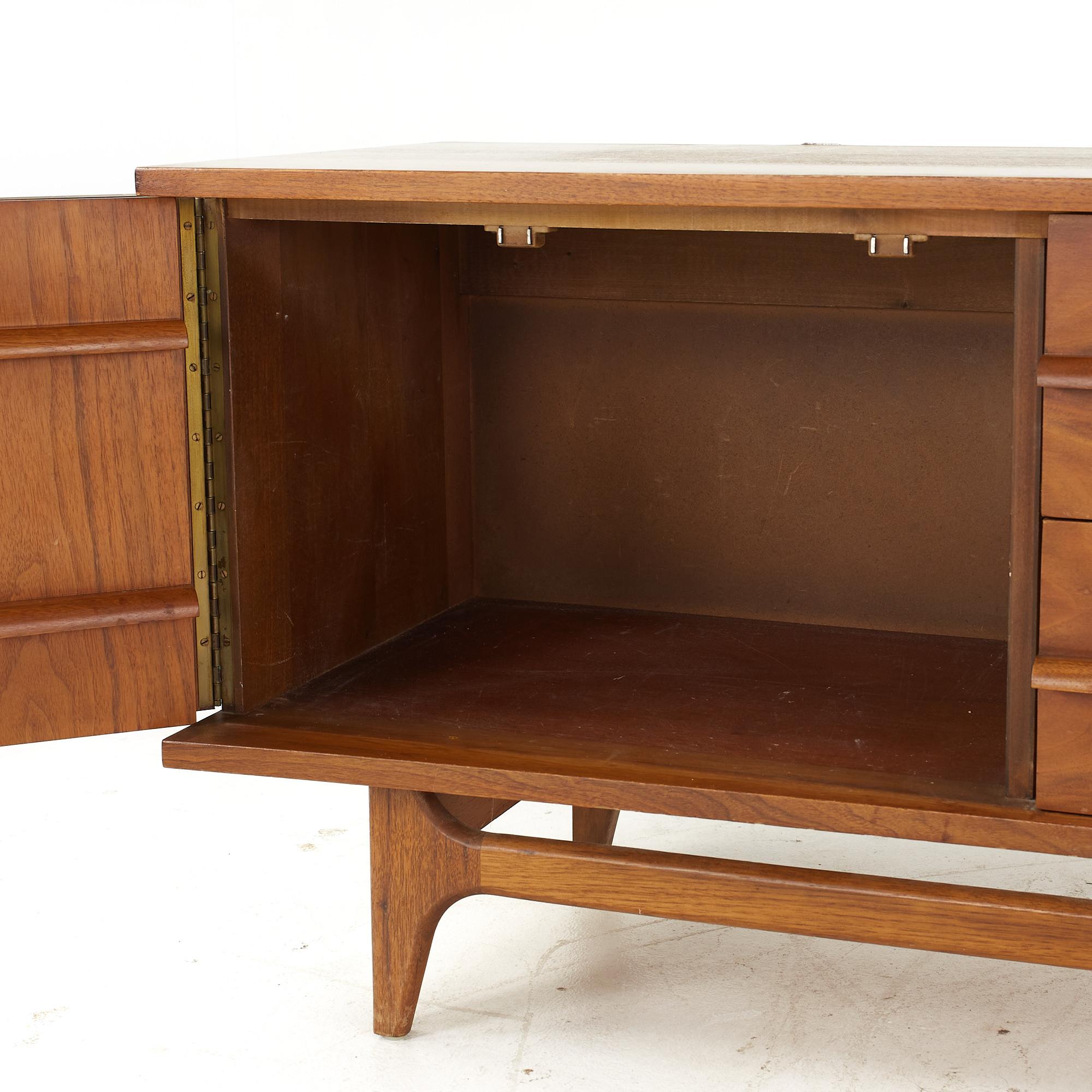 Young Manufacturing Mid-Century Walnut Curved Buffet and Hutch 5