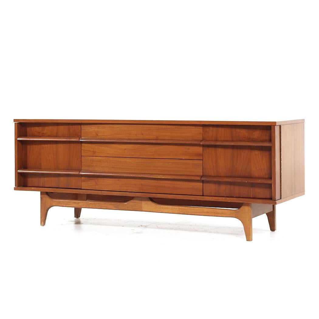 Young Manufacturing Mid Century Walnut Curved Buffet and Hutch In Good Condition For Sale In Countryside, IL
