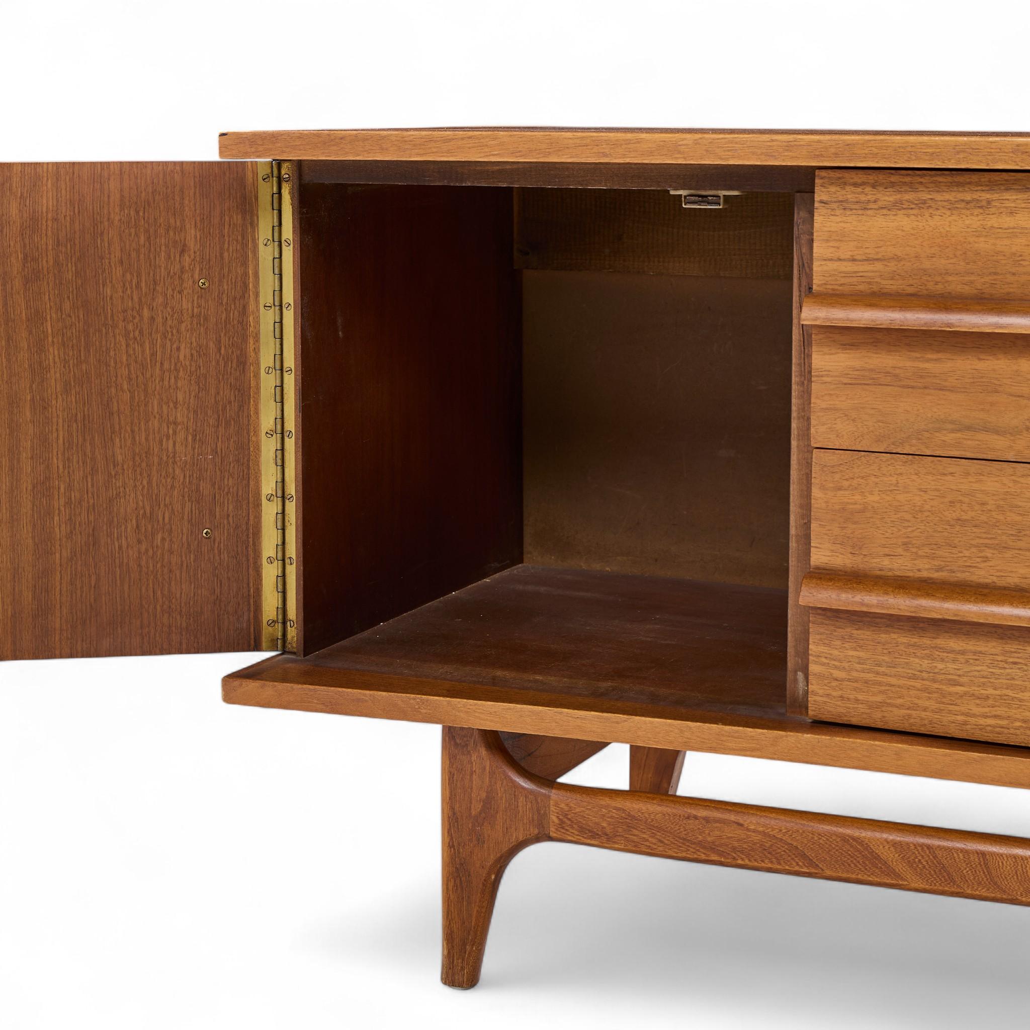 Young Manufacturing Mid Century Walnut Curved Credenza e Hutch in vendita 3