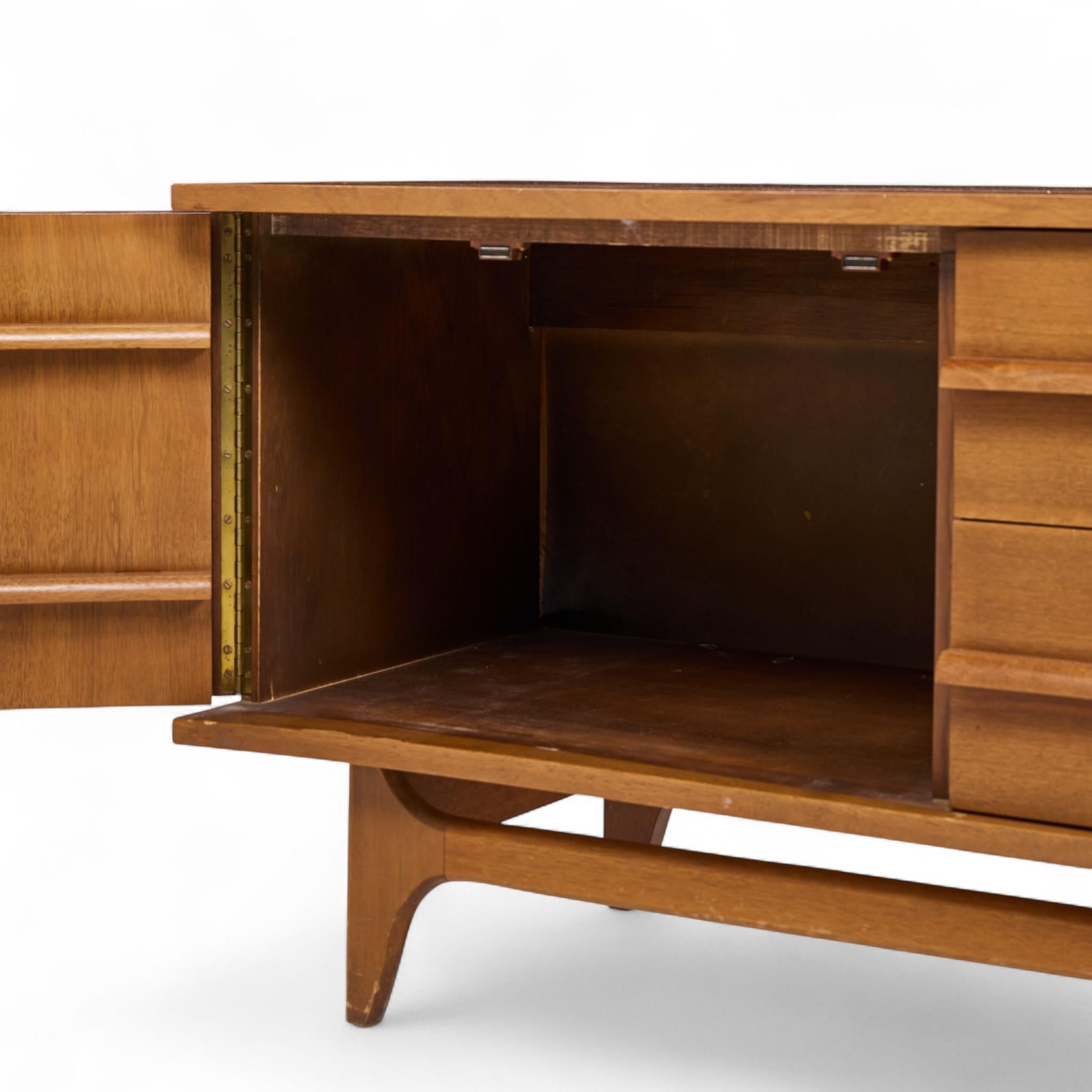 Young Manufacturing Mid Century Walnut Curved Credenza e Hutch in vendita 3