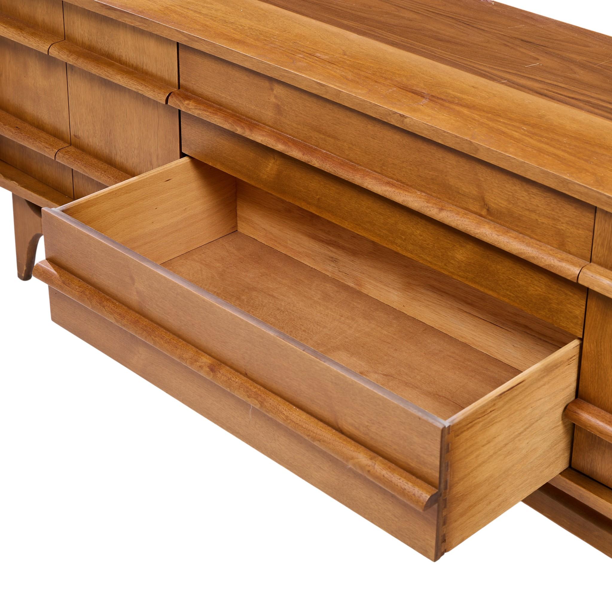 Young Manufacturing Mid Century Walnut Curved Credenza e Hutch in vendita 4
