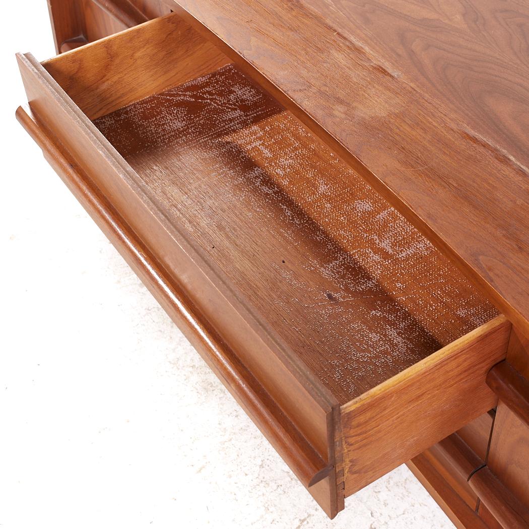Young Manufacturing Mid Century Walnut Curved Credenza and Hutch 5