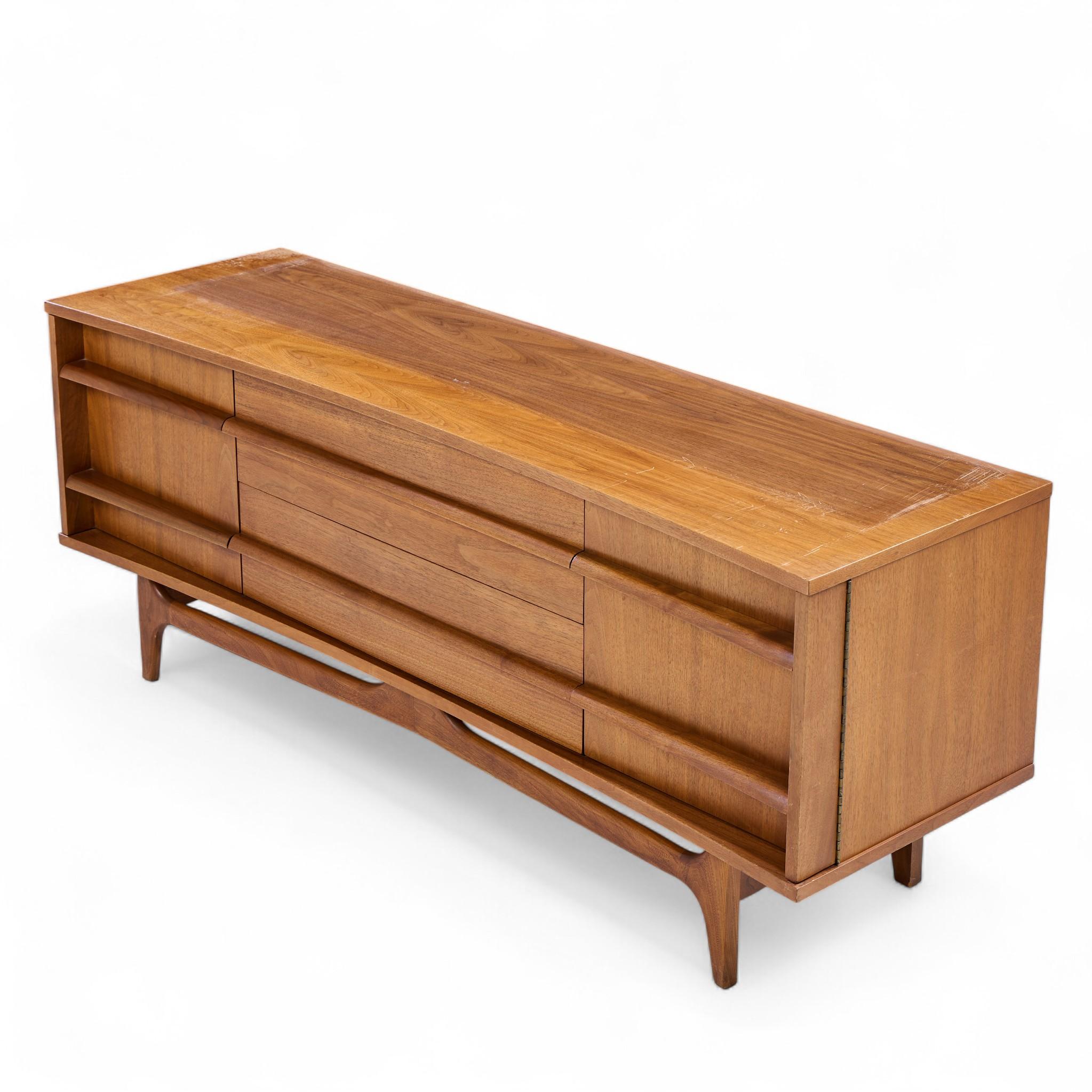 Young Manufacturing Mid Century Walnut Curved Credenza e Hutch in vendita 5