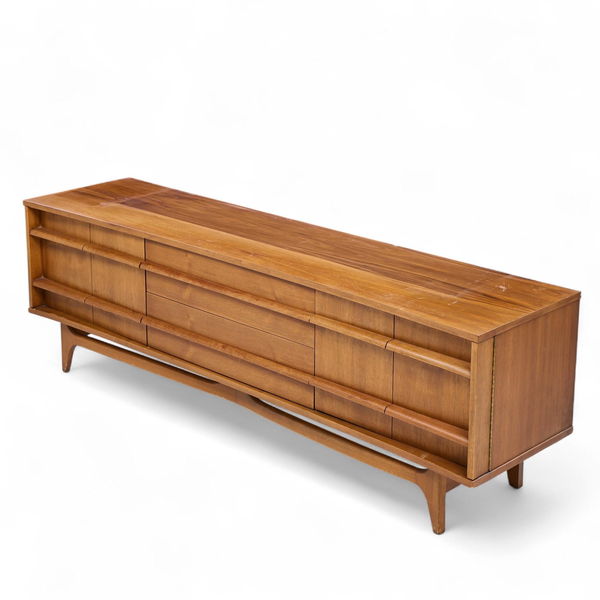 Young Manufacturing Mid Century Walnut Curved Credenza e Hutch in vendita 5