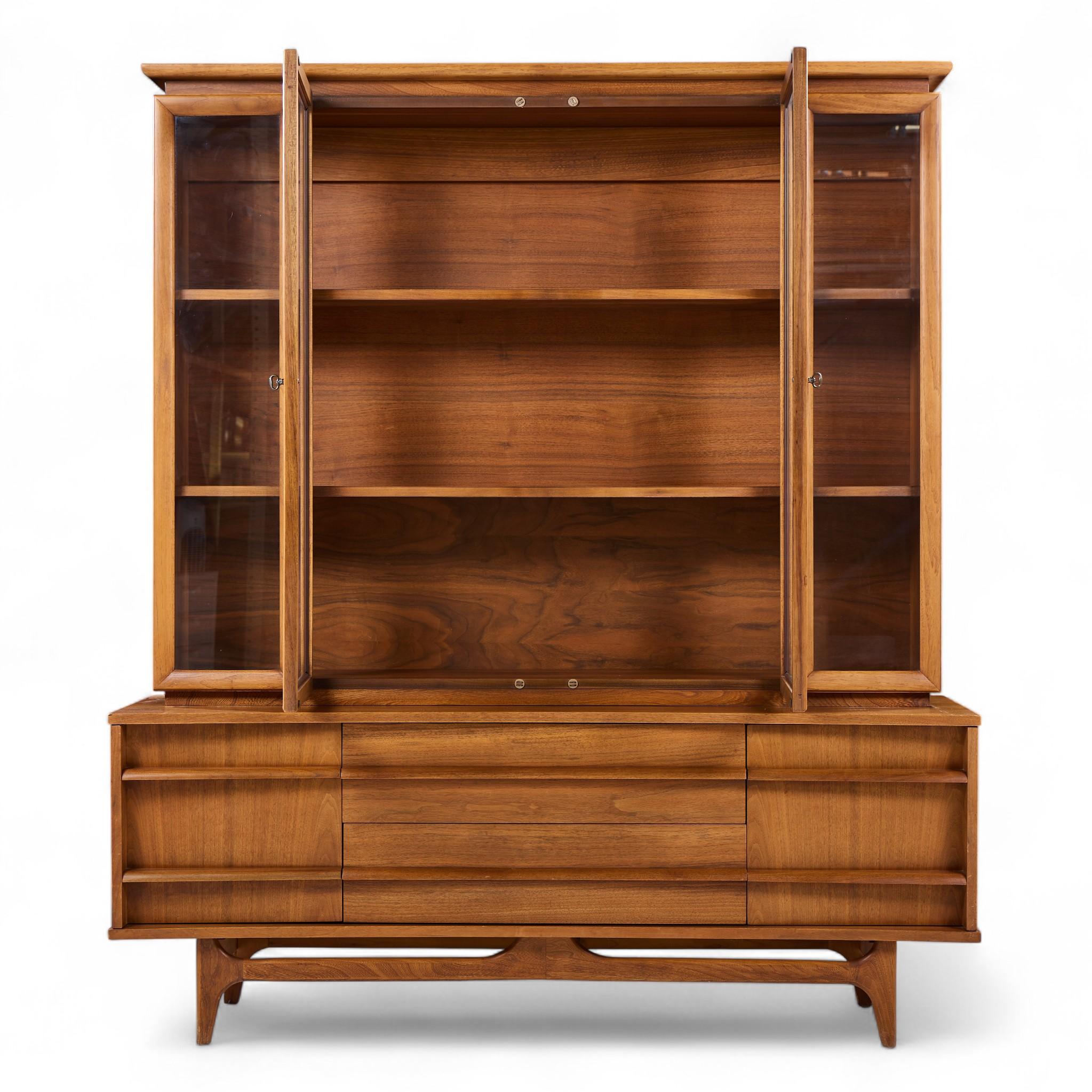 Young Manufacturing Mid Century Walnut Curved Credenza e Hutch

La credenza misura: 64 di larghezza x 19 di profondità x 24,75 di altezza
Il mobile misura: 61,5 larghezza x 13,25 profondità x 48,75 pollici di altezza						
L'altezza combinata della
