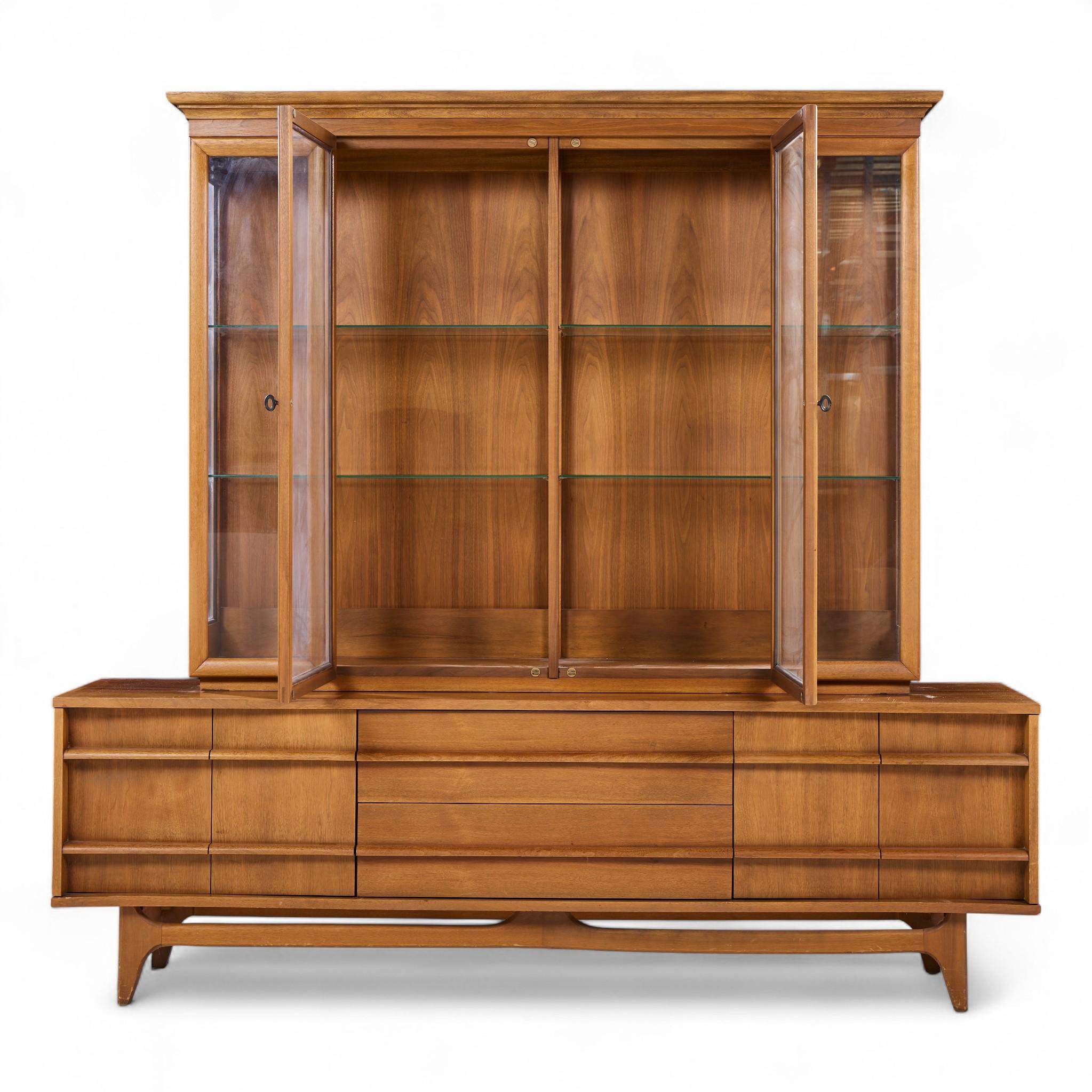 Young Manufacturing Mid Century Walnut Curved Credenza e Hutch

La credenza misura: 78 di larghezza x 19 di profondità x 24,75 di altezza
Il mobile misura: 63,25 larghezza x 14 profondità x 49,25 pollici di altezza
L'altezza combinata della credenza
