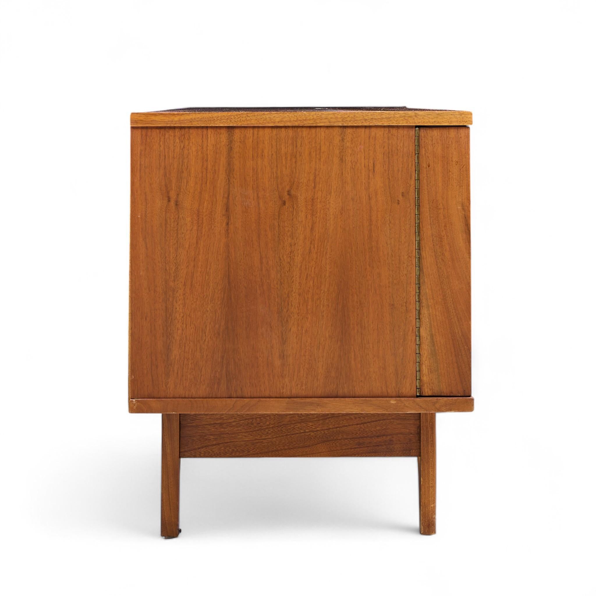 Mid-Century moderno Young Manufacturing Mid Century Walnut Curved Credenza e Hutch in vendita