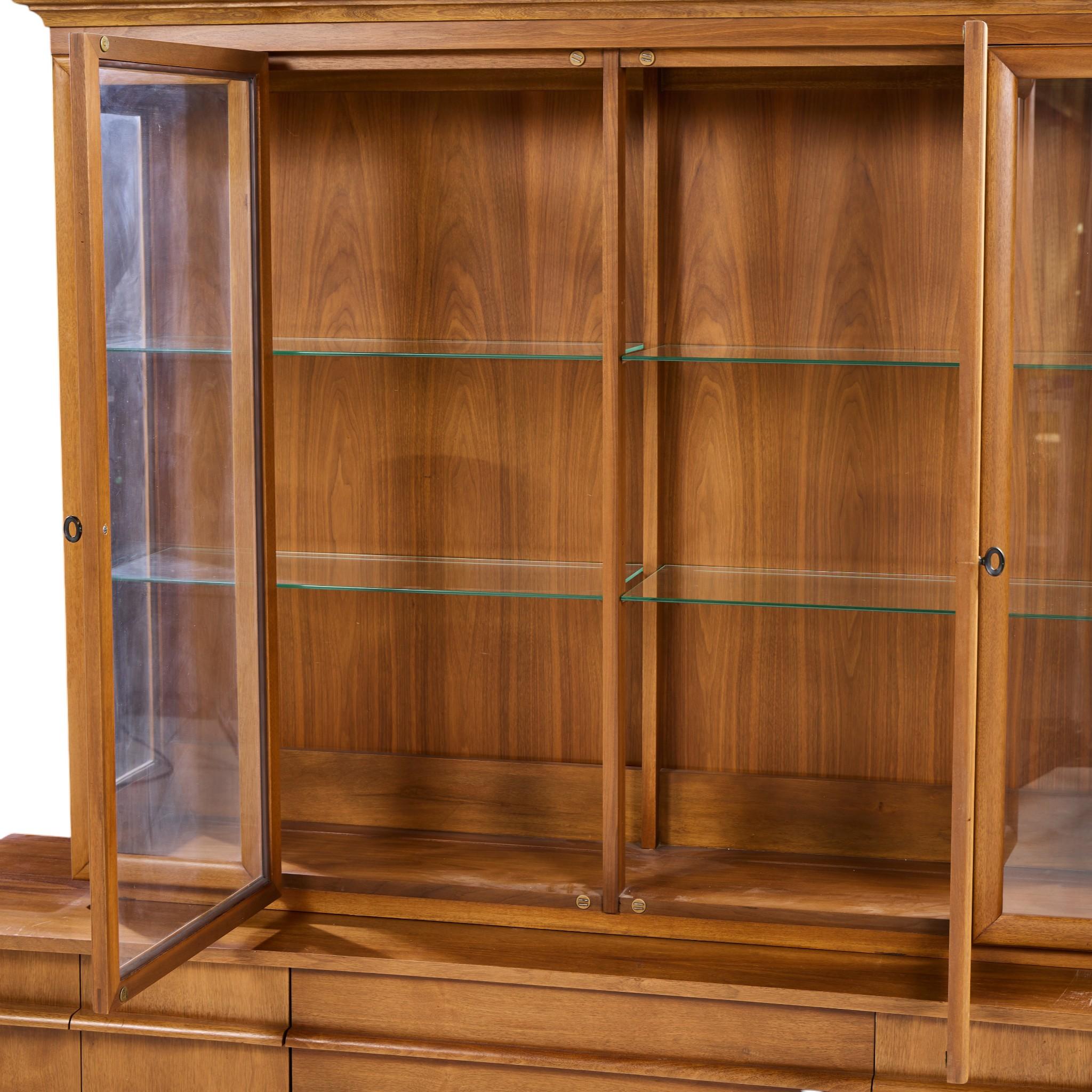 Mid-Century moderno Young Manufacturing Mid Century Walnut Curved Credenza e Hutch in vendita