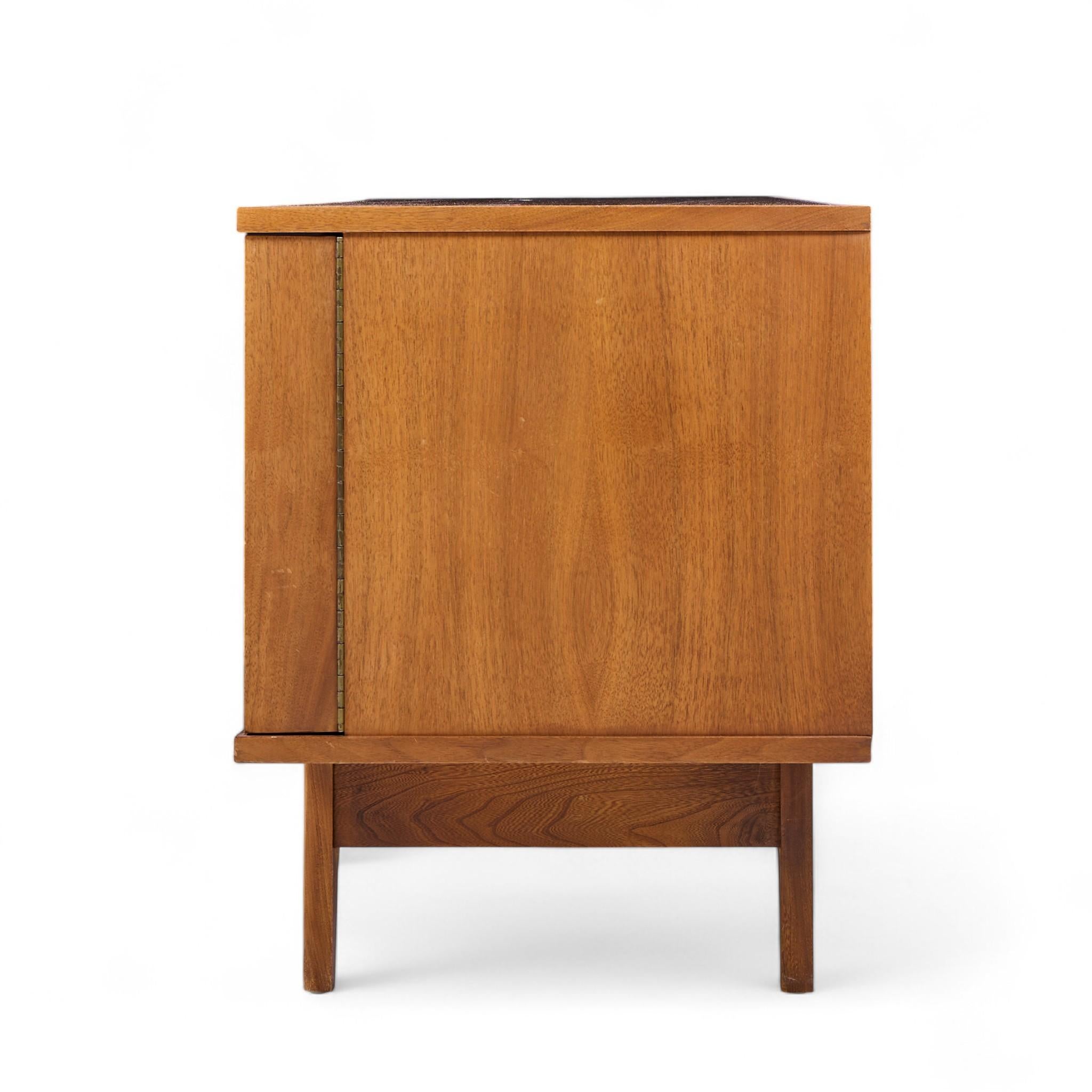 Americano Young Manufacturing Mid Century Walnut Curved Credenza e Hutch in vendita