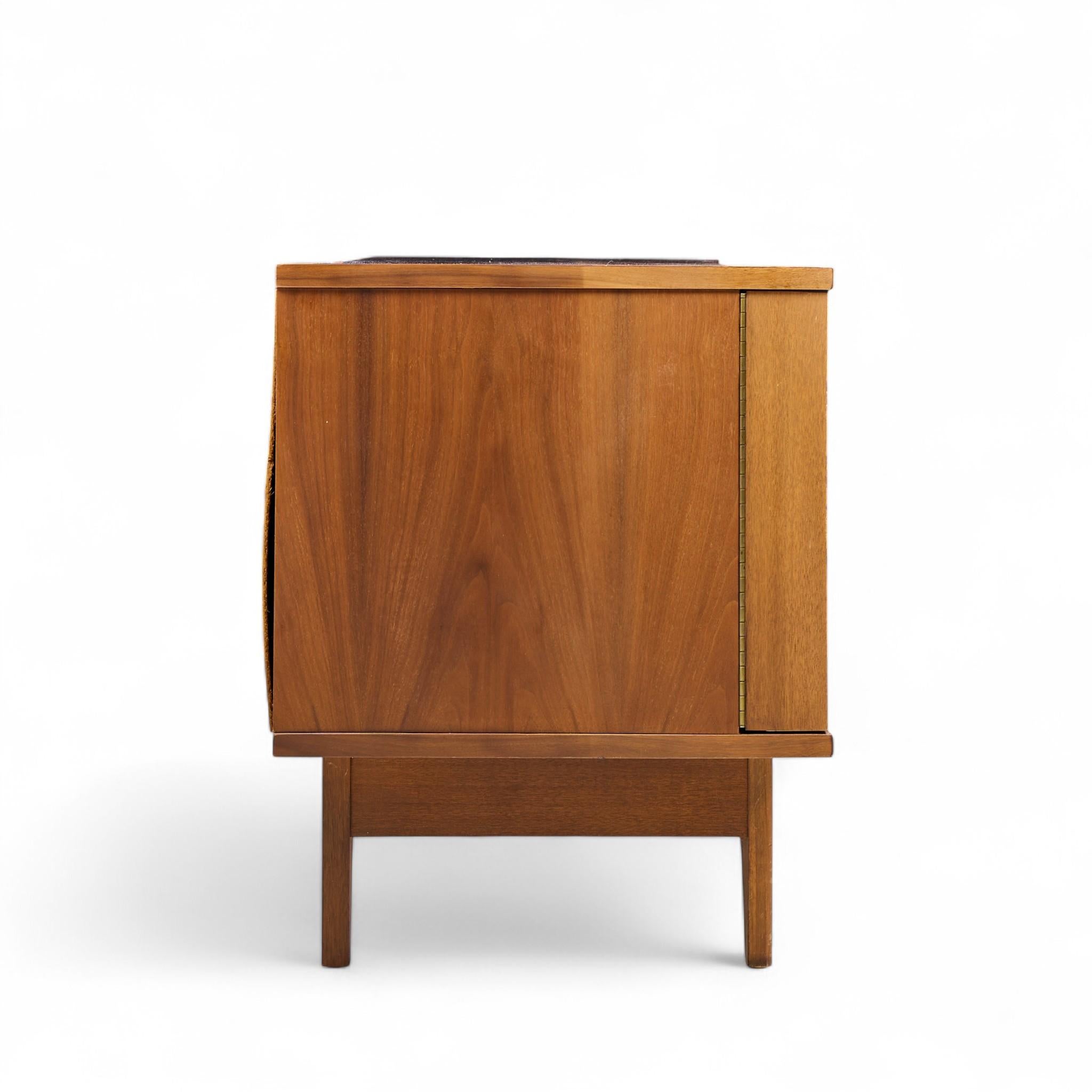 Americano Young Manufacturing Mid Century Walnut Curved Credenza e Hutch in vendita