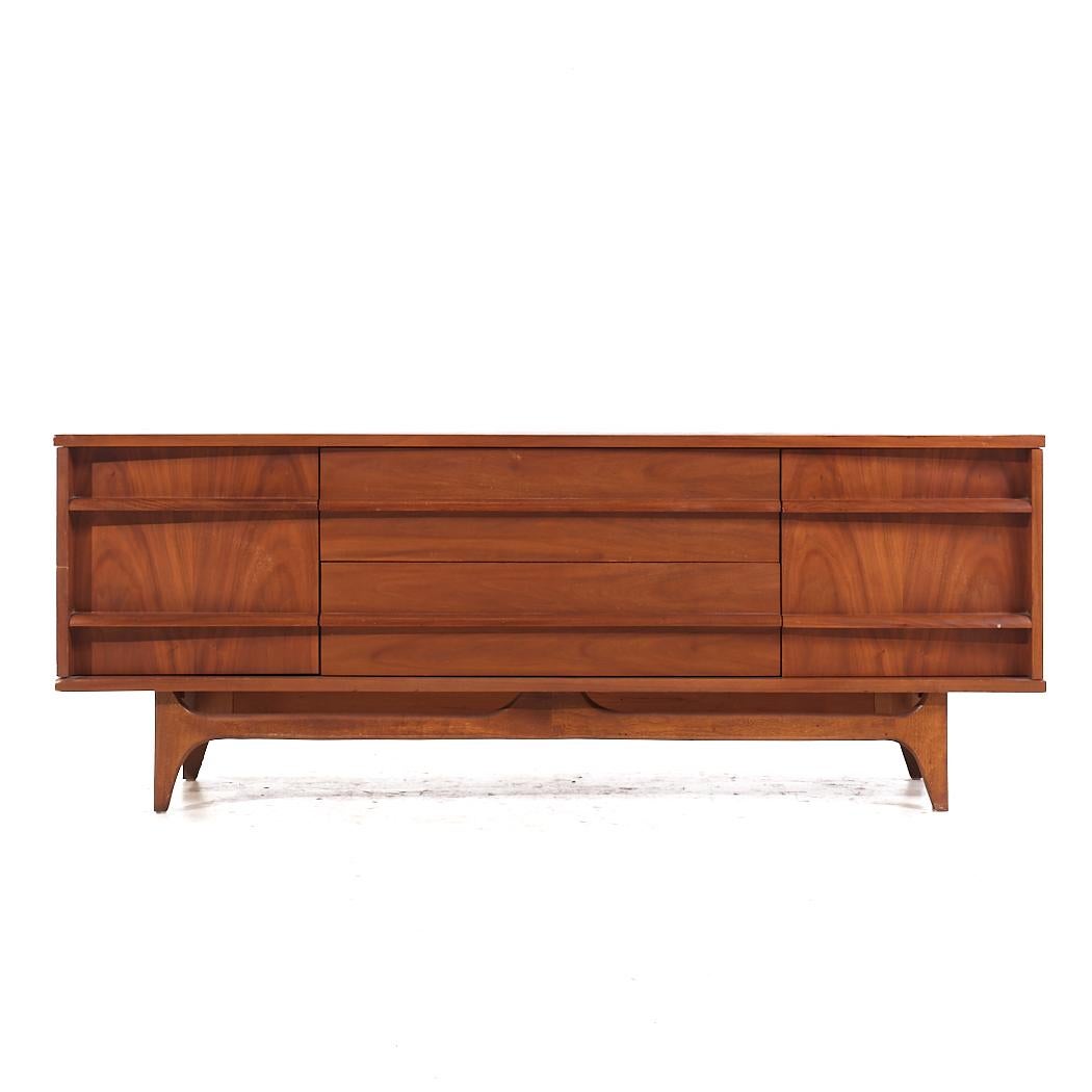 Young Manufacturing Mid Century Walnut Curved Credenza and Hutch In Good Condition In Countryside, IL