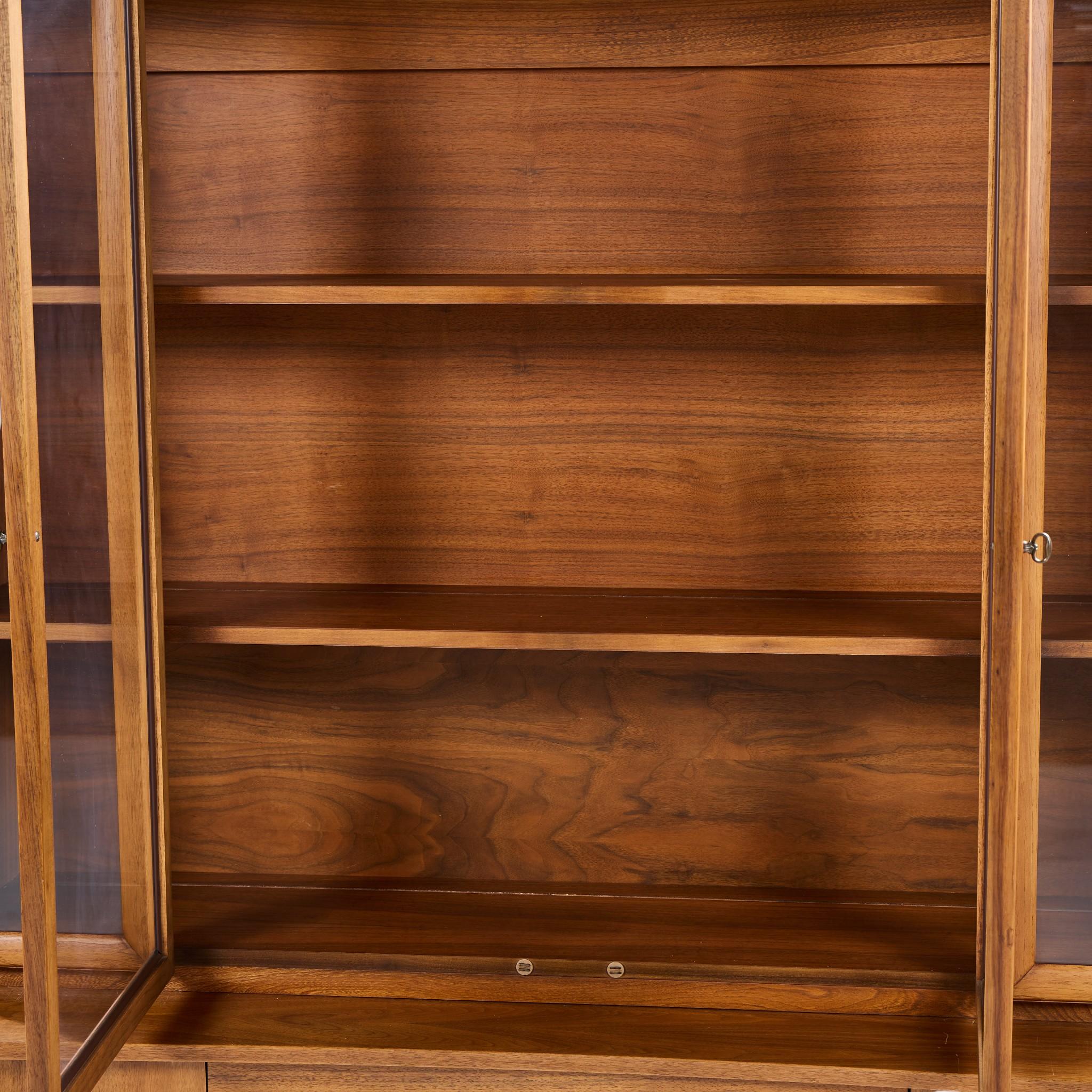 Young Manufacturing Mid Century Walnut Curved Credenza e Hutch In condizioni buone in vendita a Franklin Park, IL