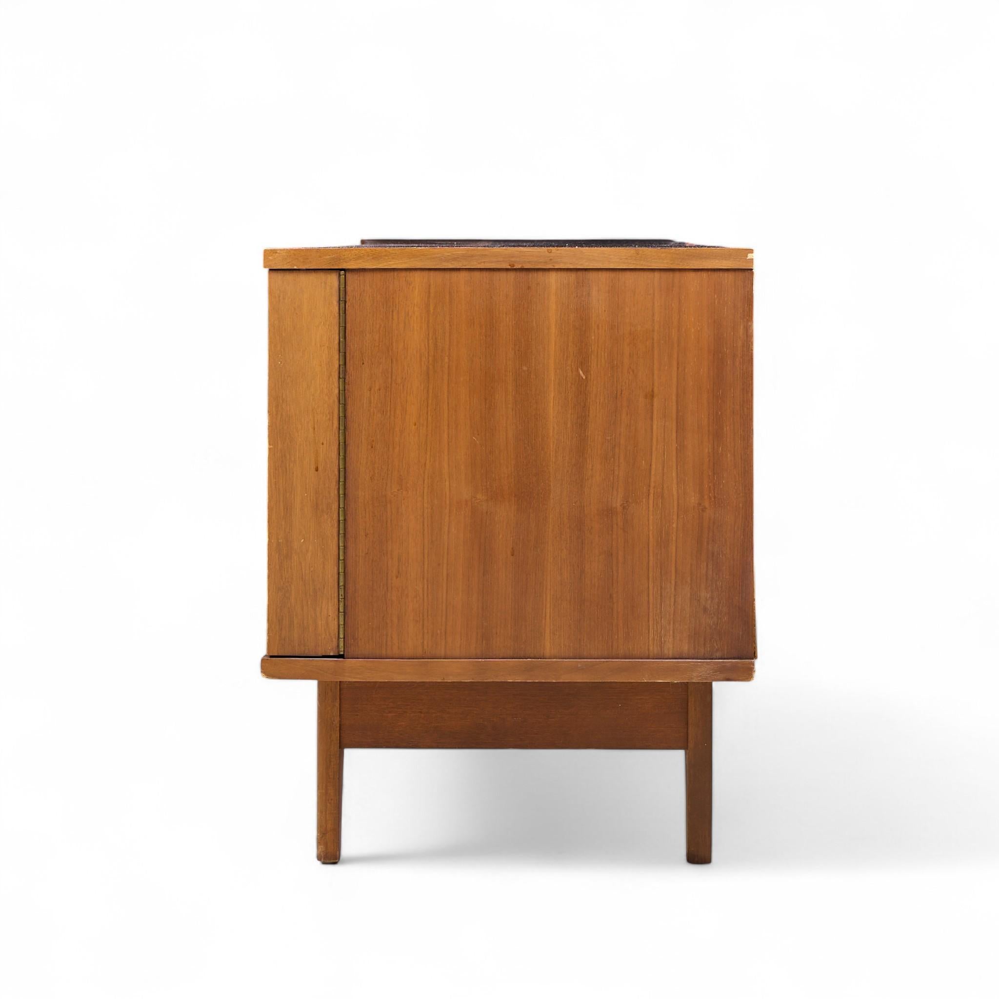 Young Manufacturing Mid Century Walnut Curved Credenza e Hutch In condizioni buone in vendita a Franklin Park, IL
