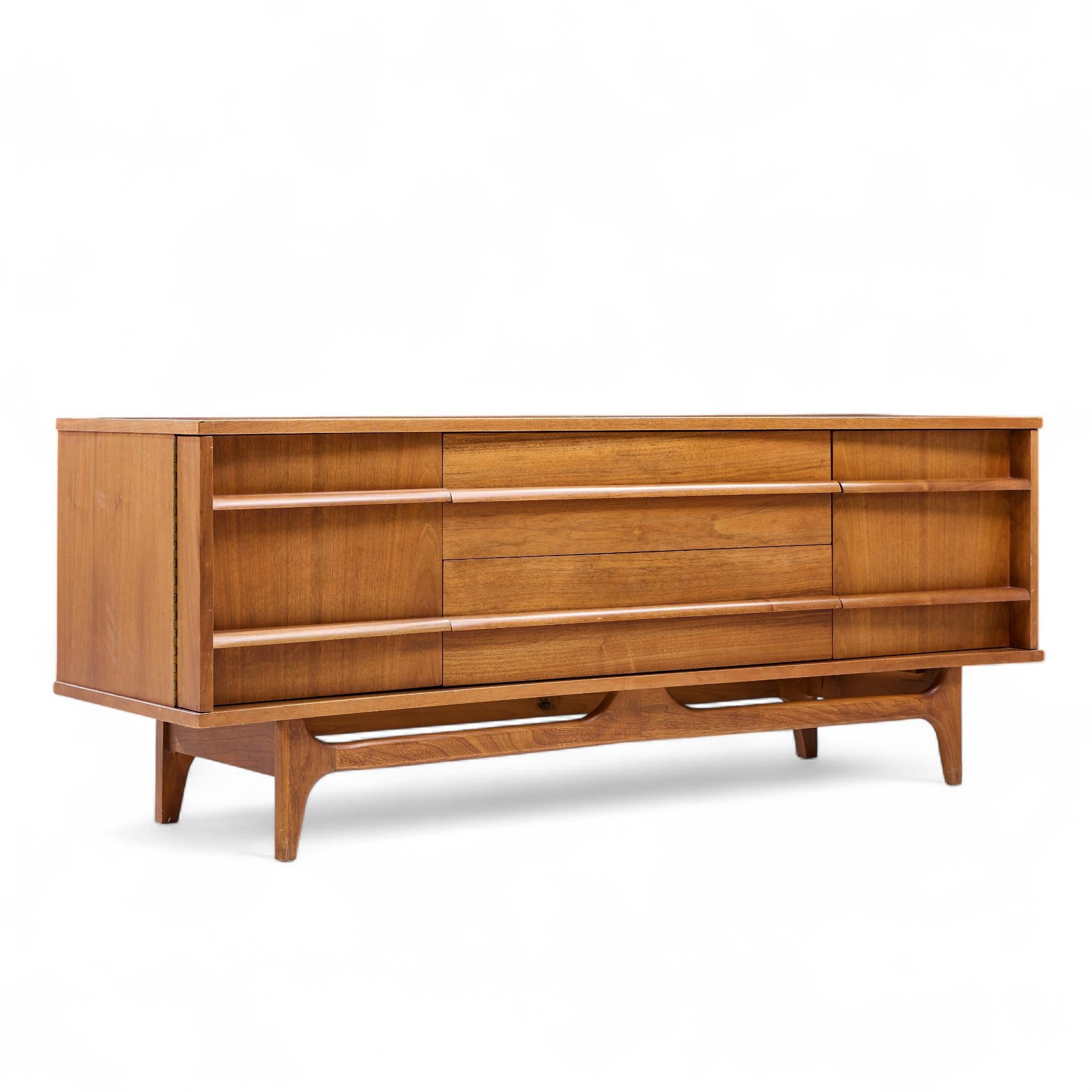 XX secolo Young Manufacturing Mid Century Walnut Curved Credenza e Hutch in vendita