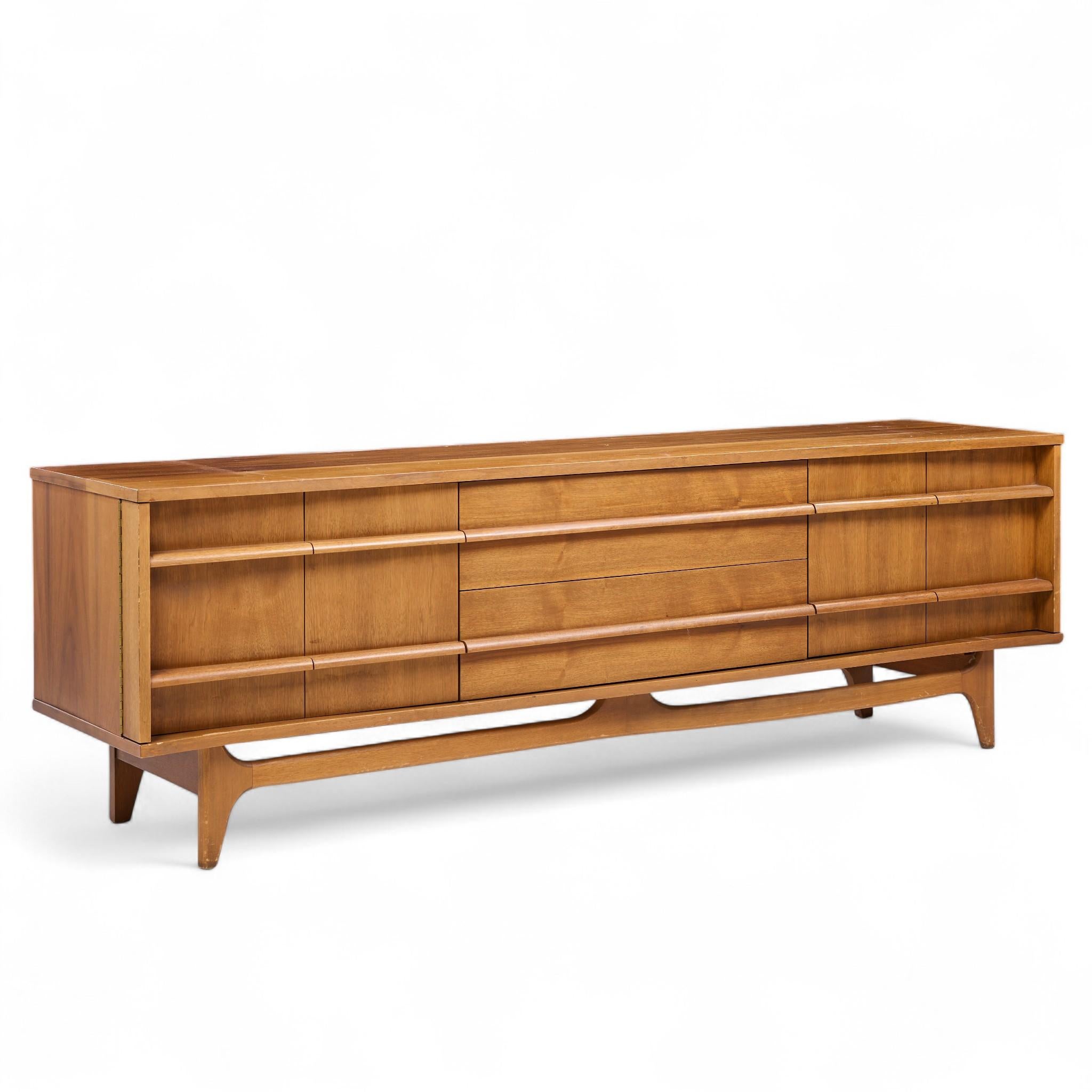 XX secolo Young Manufacturing Mid Century Walnut Curved Credenza e Hutch in vendita