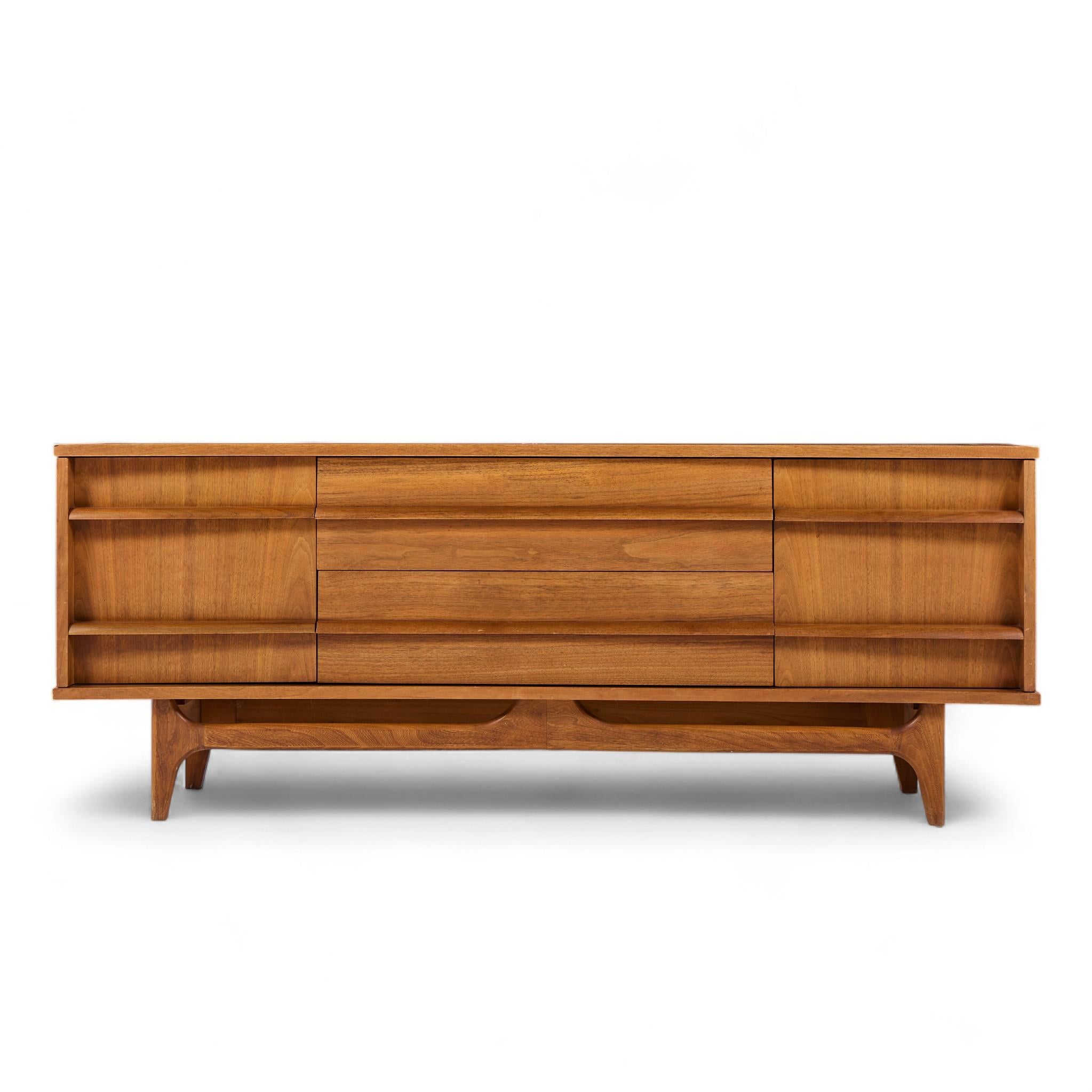 Vetro Young Manufacturing Mid Century Walnut Curved Credenza e Hutch in vendita