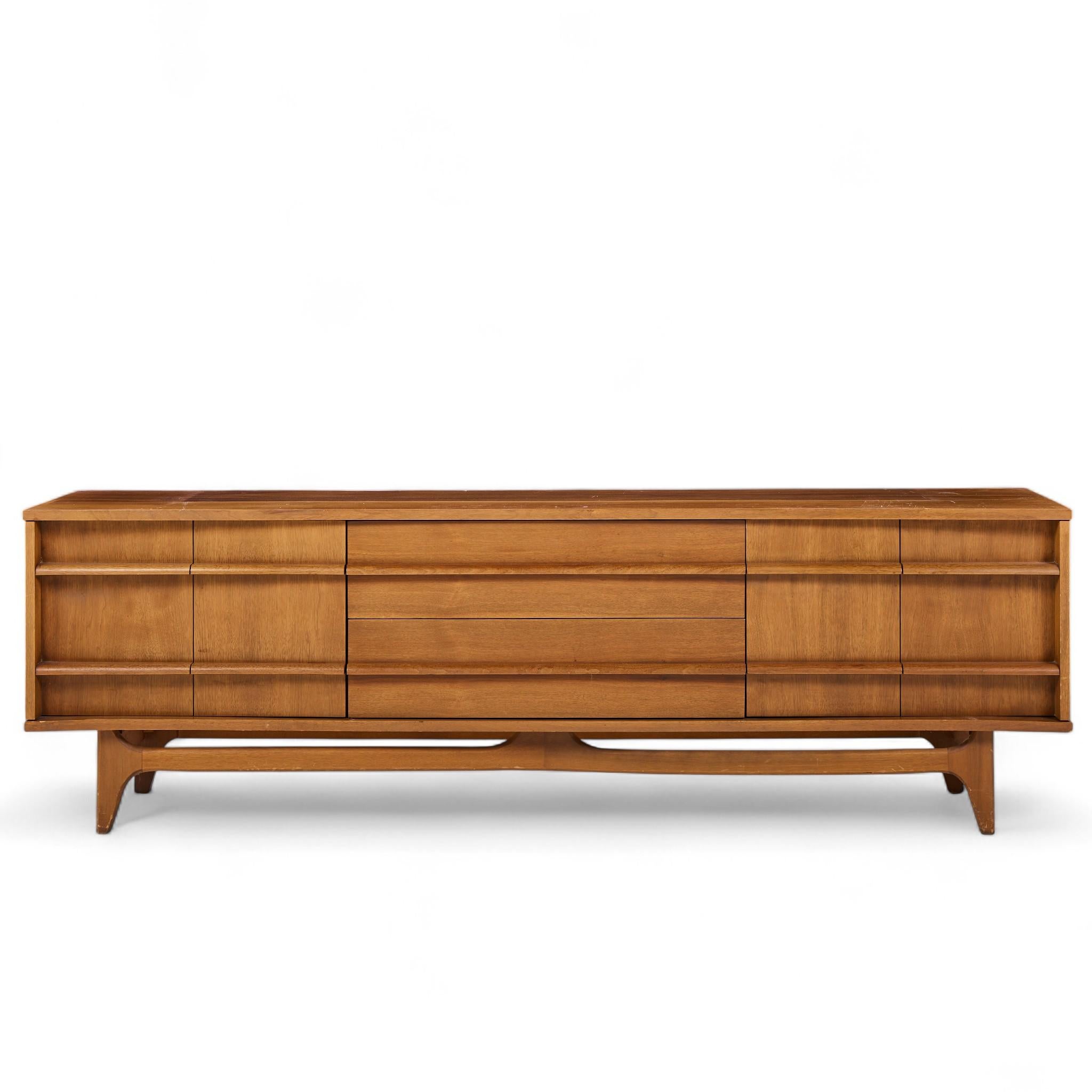 Vetro Young Manufacturing Mid Century Walnut Curved Credenza e Hutch in vendita