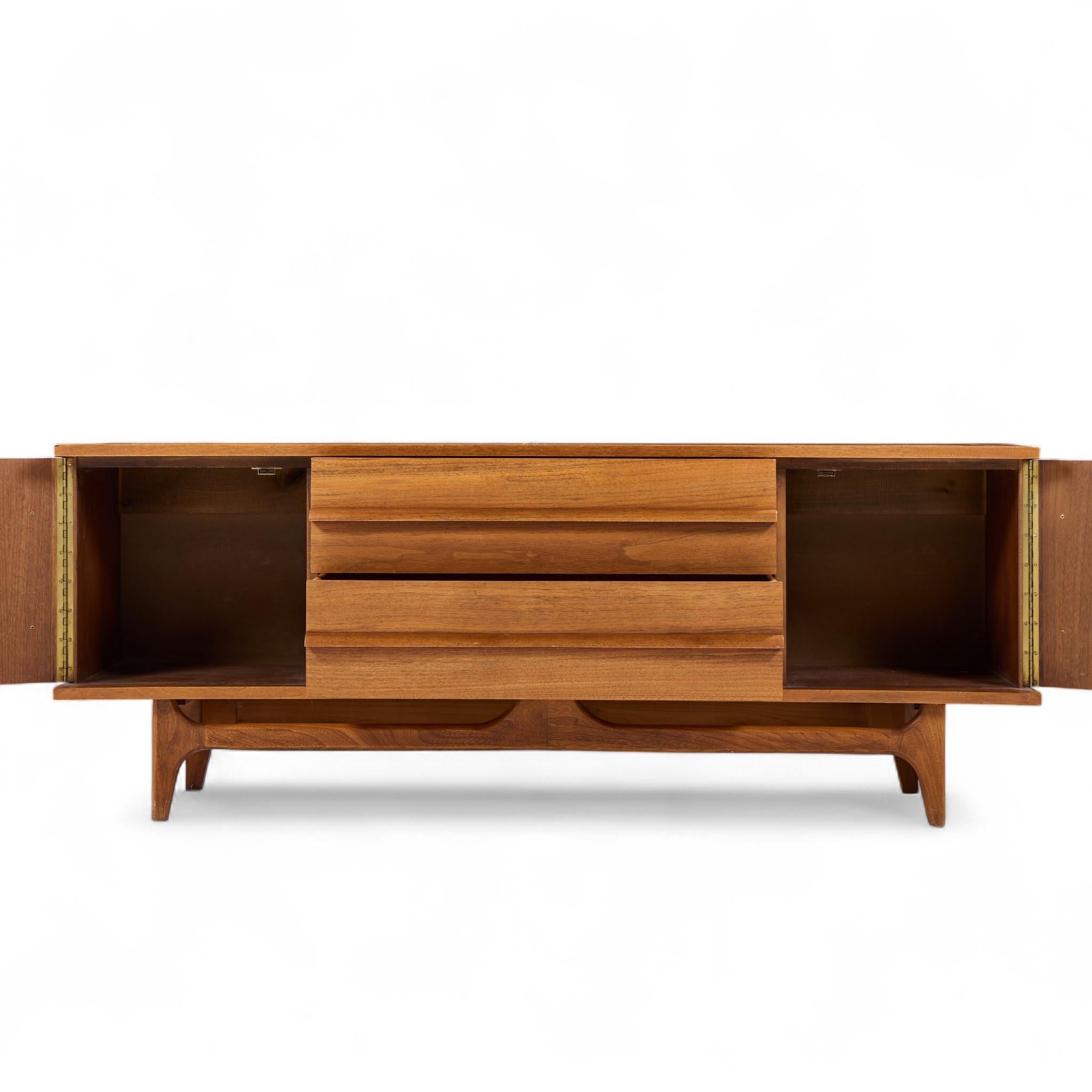 Young Manufacturing Mid Century Walnut Curved Credenza e Hutch in vendita 1