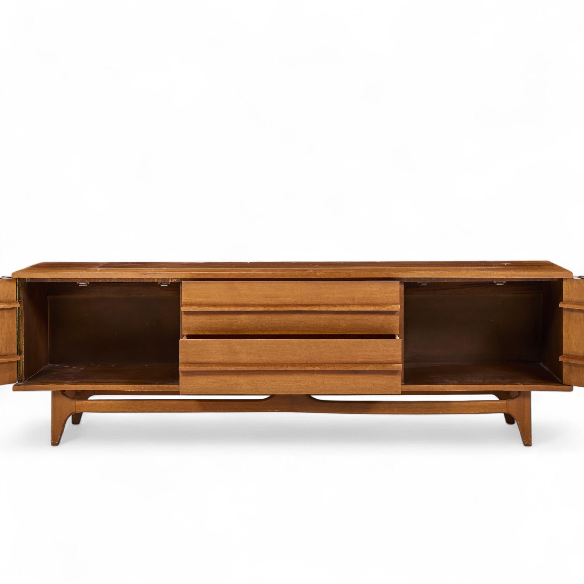 Young Manufacturing Mid Century Walnut Curved Credenza e Hutch in vendita 1