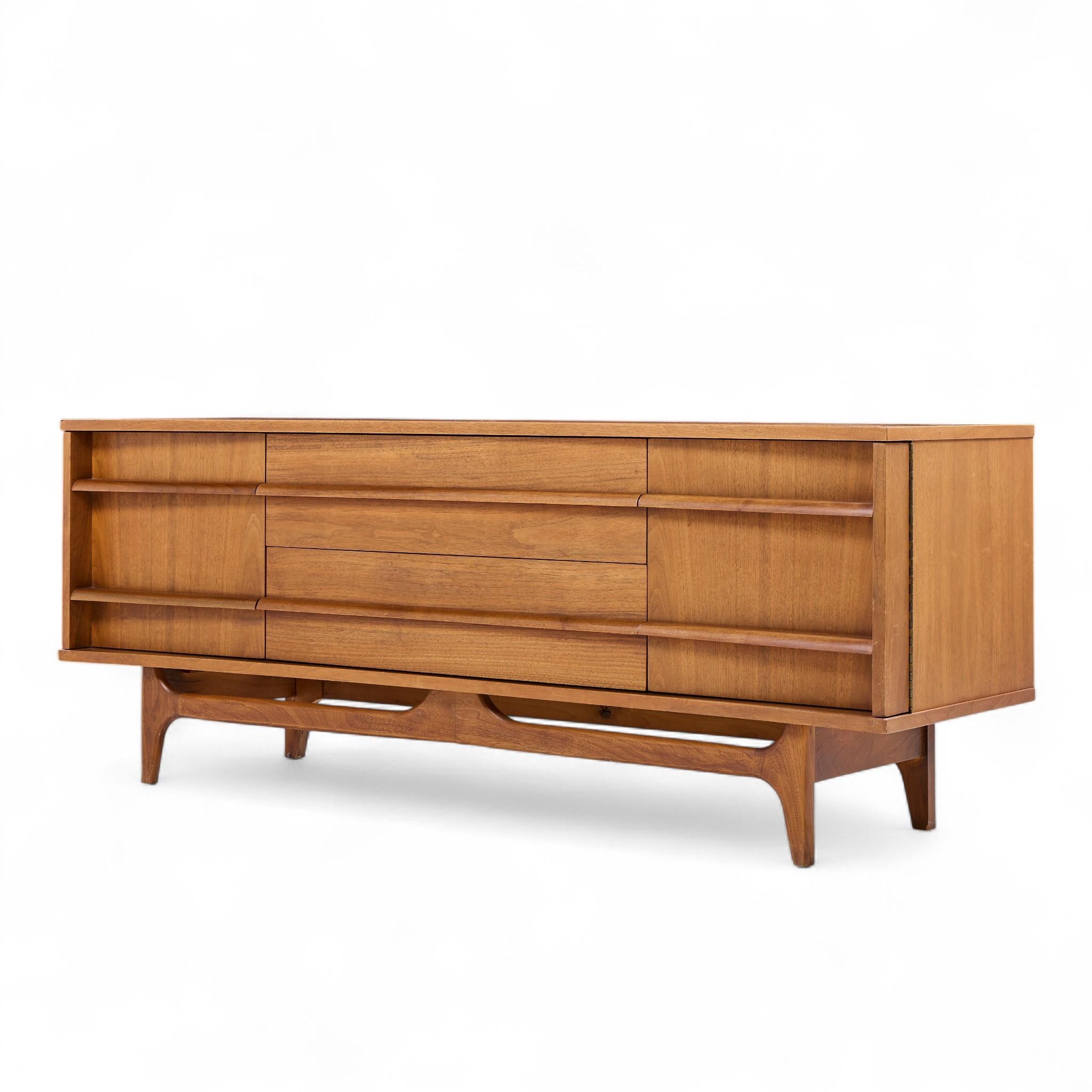 Young Manufacturing Mid Century Walnut Curved Credenza e Hutch in vendita 2