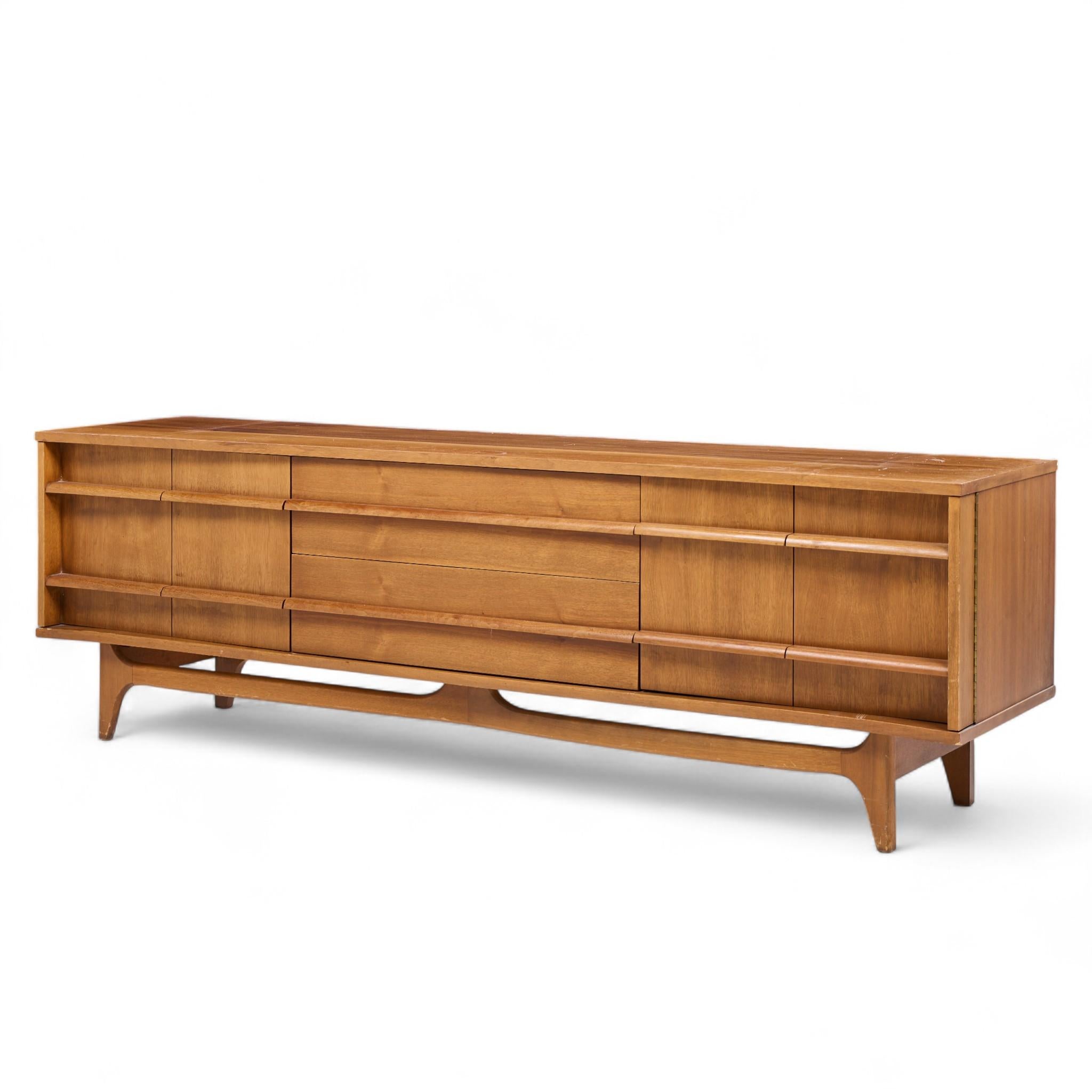 Young Manufacturing Mid Century Walnut Curved Credenza e Hutch in vendita 2