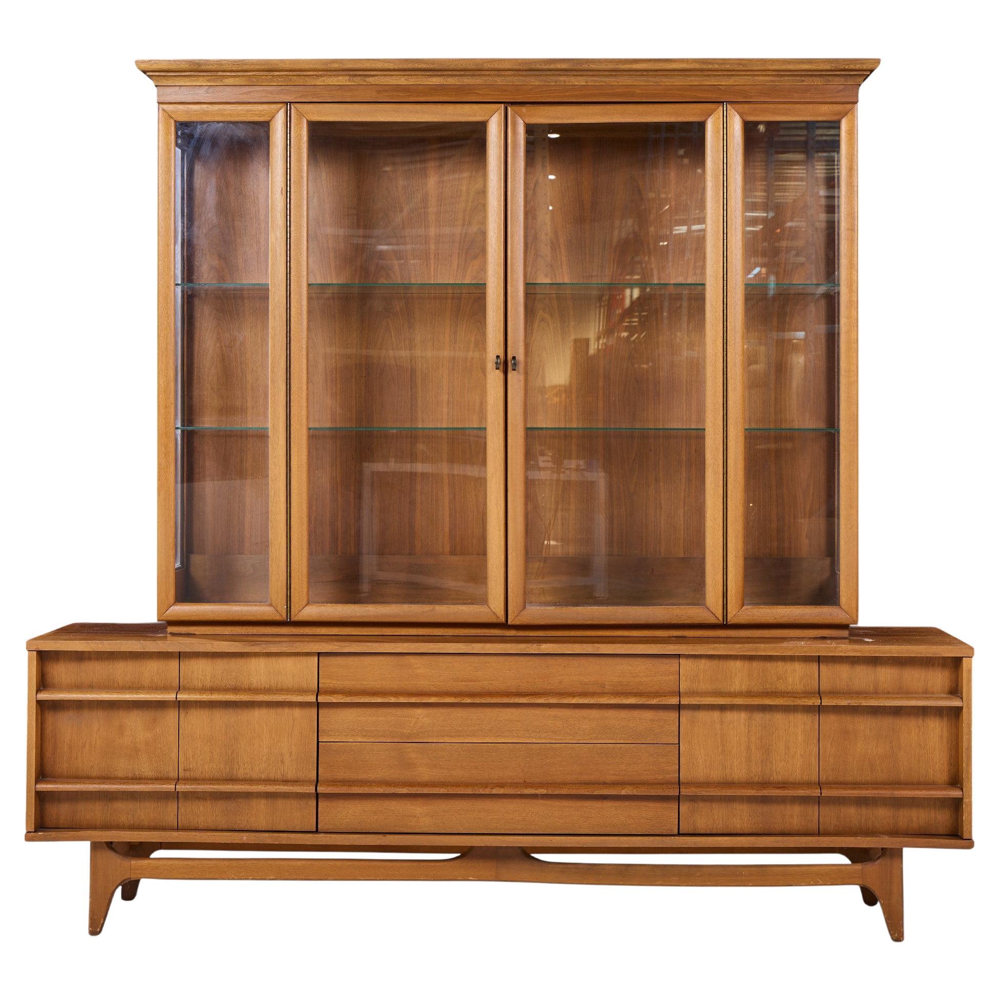 Young Manufacturing Mid Century Walnut Curved Credenza e Hutch