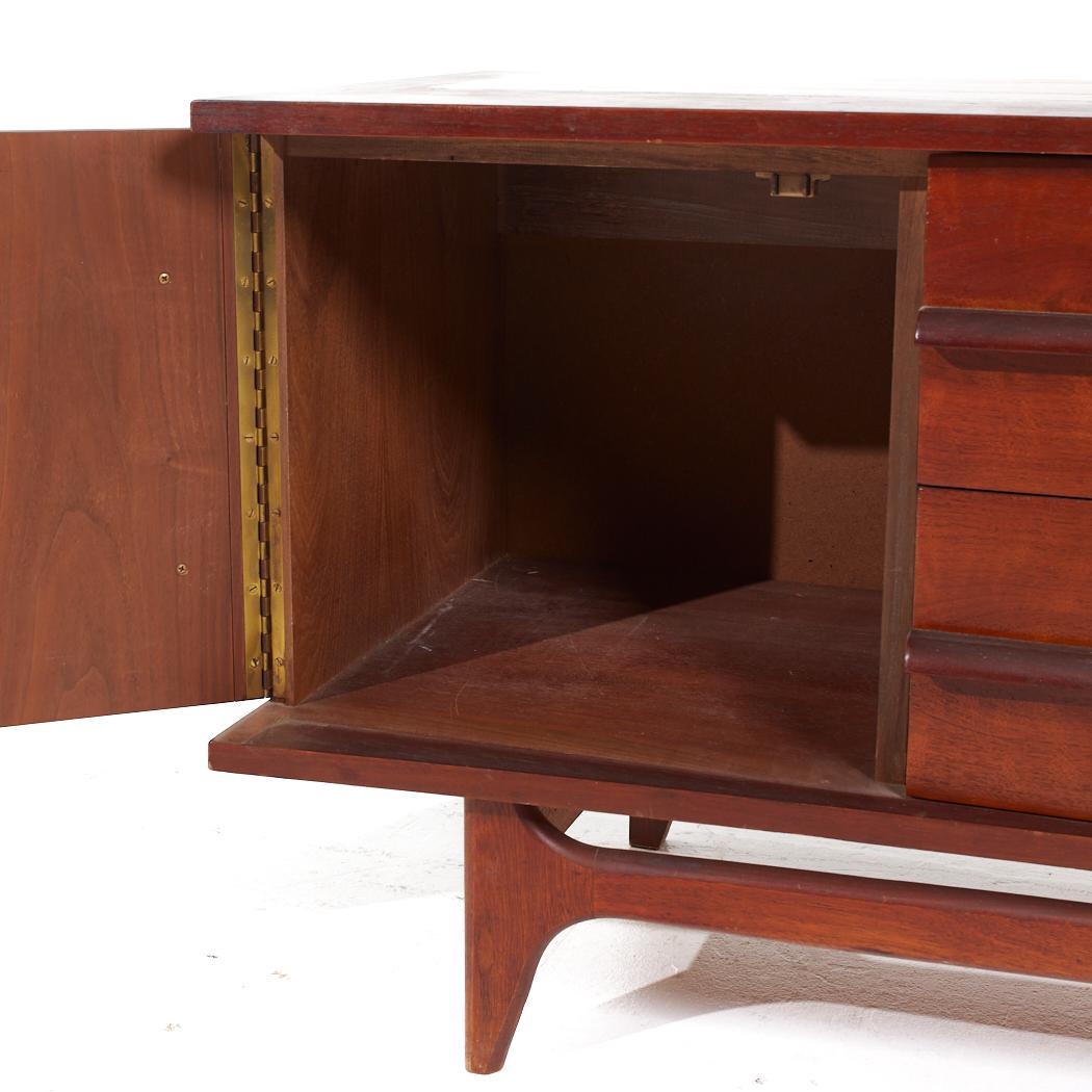 Young Manufacturing Mid Century Walnut Curved Credenza For Sale 2