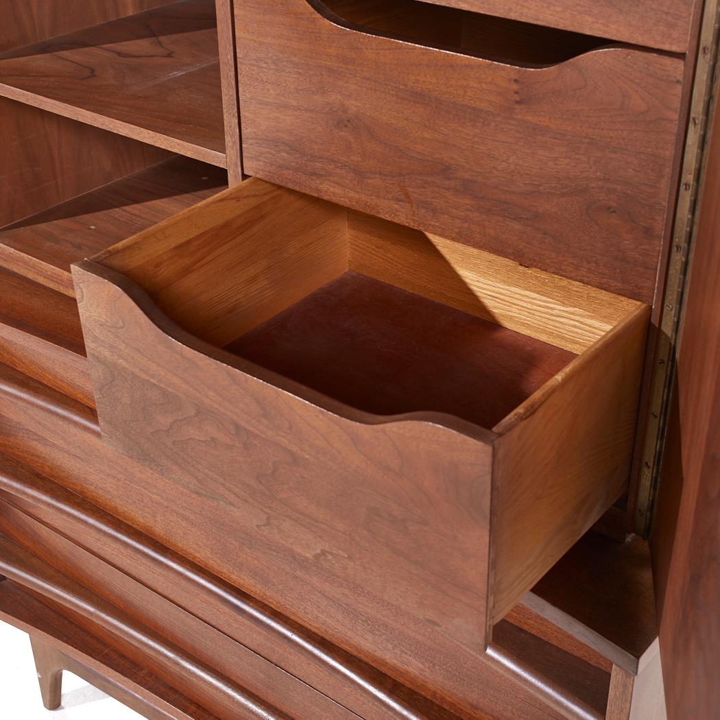 Young Manufacturing Mid Century Walnut Curved Front Highboy Dresser (cassettone in noce) in vendita 4