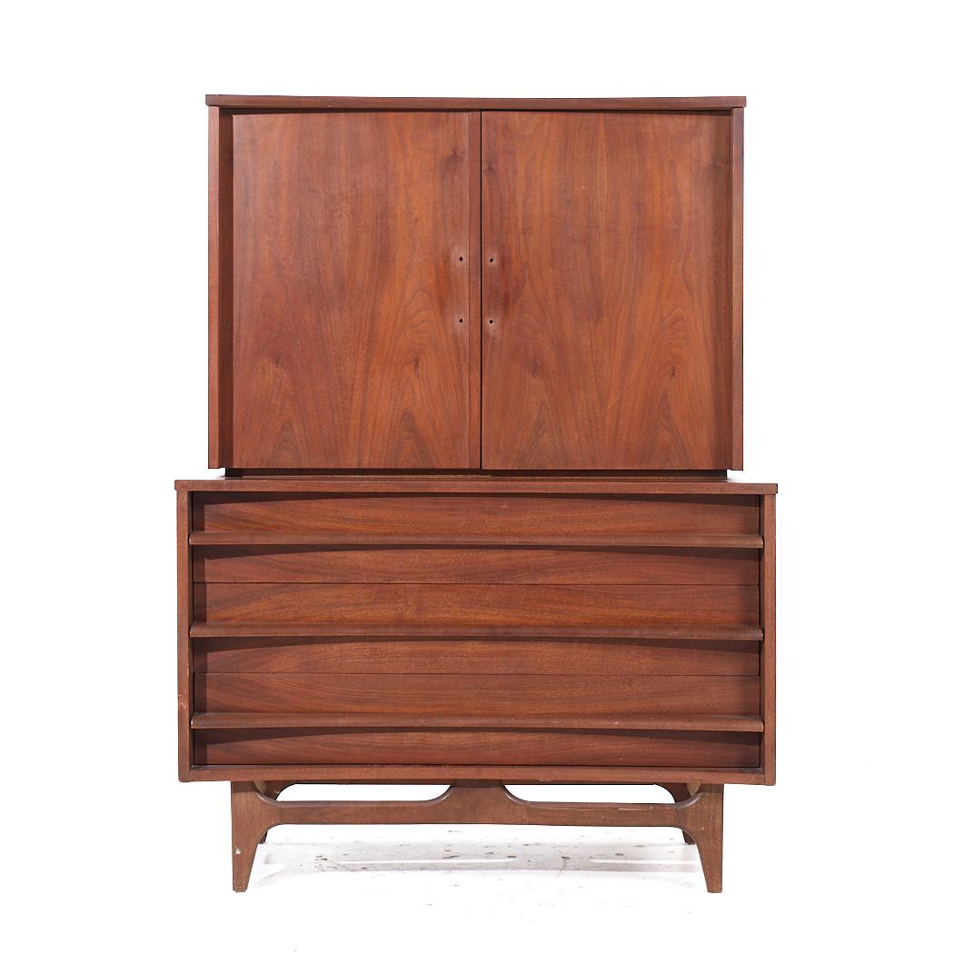Young Manufacturing Mid Century Walnut Curved Front Highboy Dresser (cassettone in noce)

Questo mobile alto misura: 42 di larghezza x 20,75 di profondità x 56,5 di altezza

Tutti i mobili possono essere acquistati in quello che noi chiamiamo stato