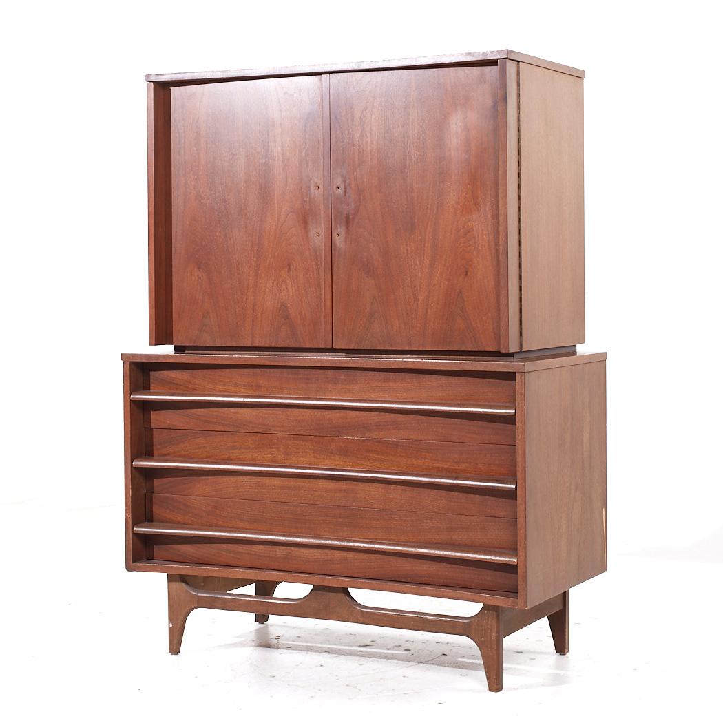 Mid-Century moderno Young Manufacturing Mid Century Walnut Curved Front Highboy Dresser (cassettone in noce) in vendita