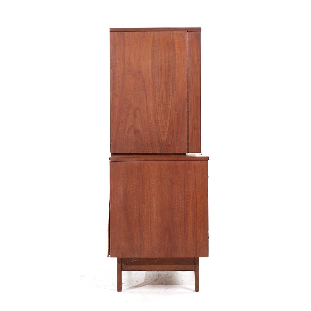 Americano Young Manufacturing Mid Century Walnut Curved Front Highboy Dresser (cassettone in noce) in vendita