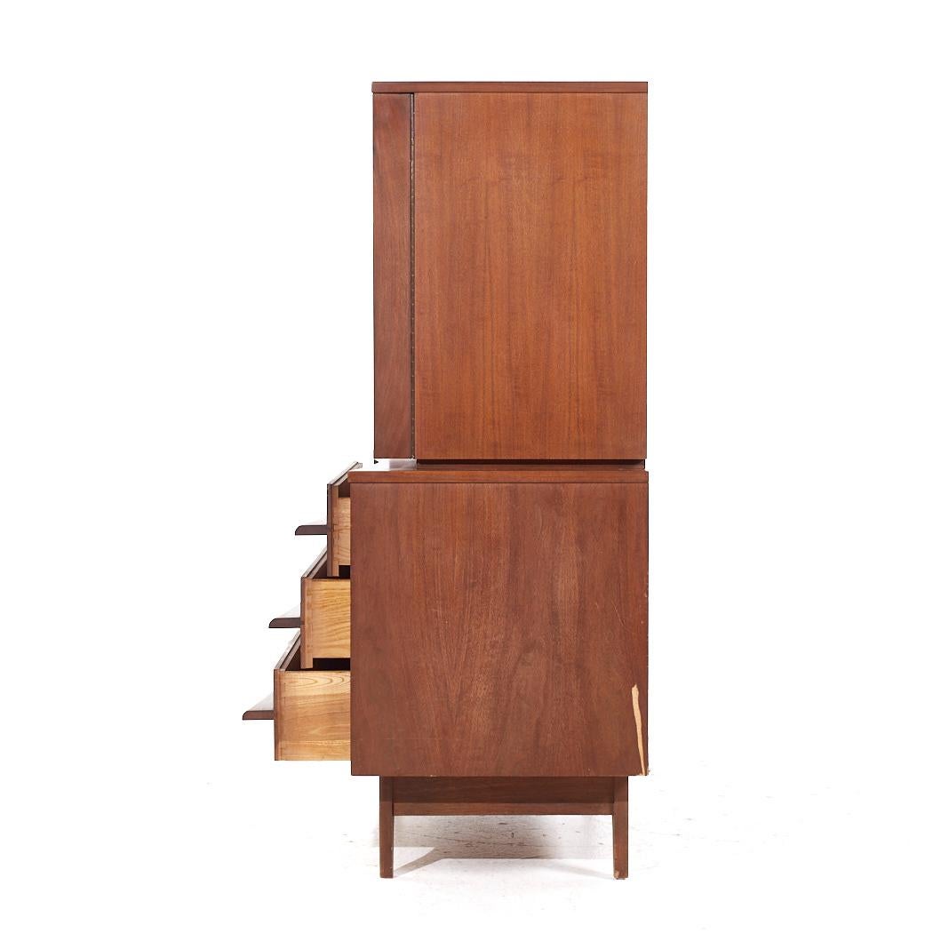 Young Manufacturing Mid Century Walnut Curved Front Highboy Dresser (cassettone in noce) In condizioni buone in vendita a Countryside, IL
