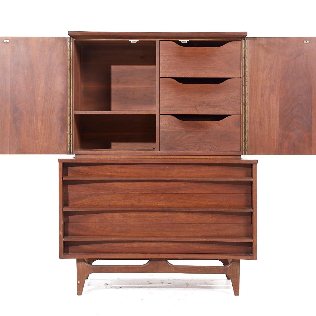Fine XX secolo Young Manufacturing Mid Century Walnut Curved Front Highboy Dresser (cassettone in noce) in vendita