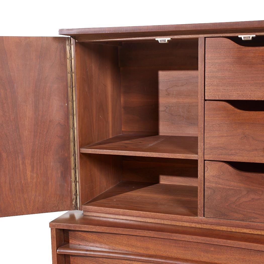 Noce Young Manufacturing Mid Century Walnut Curved Front Highboy Dresser (cassettone in noce) in vendita