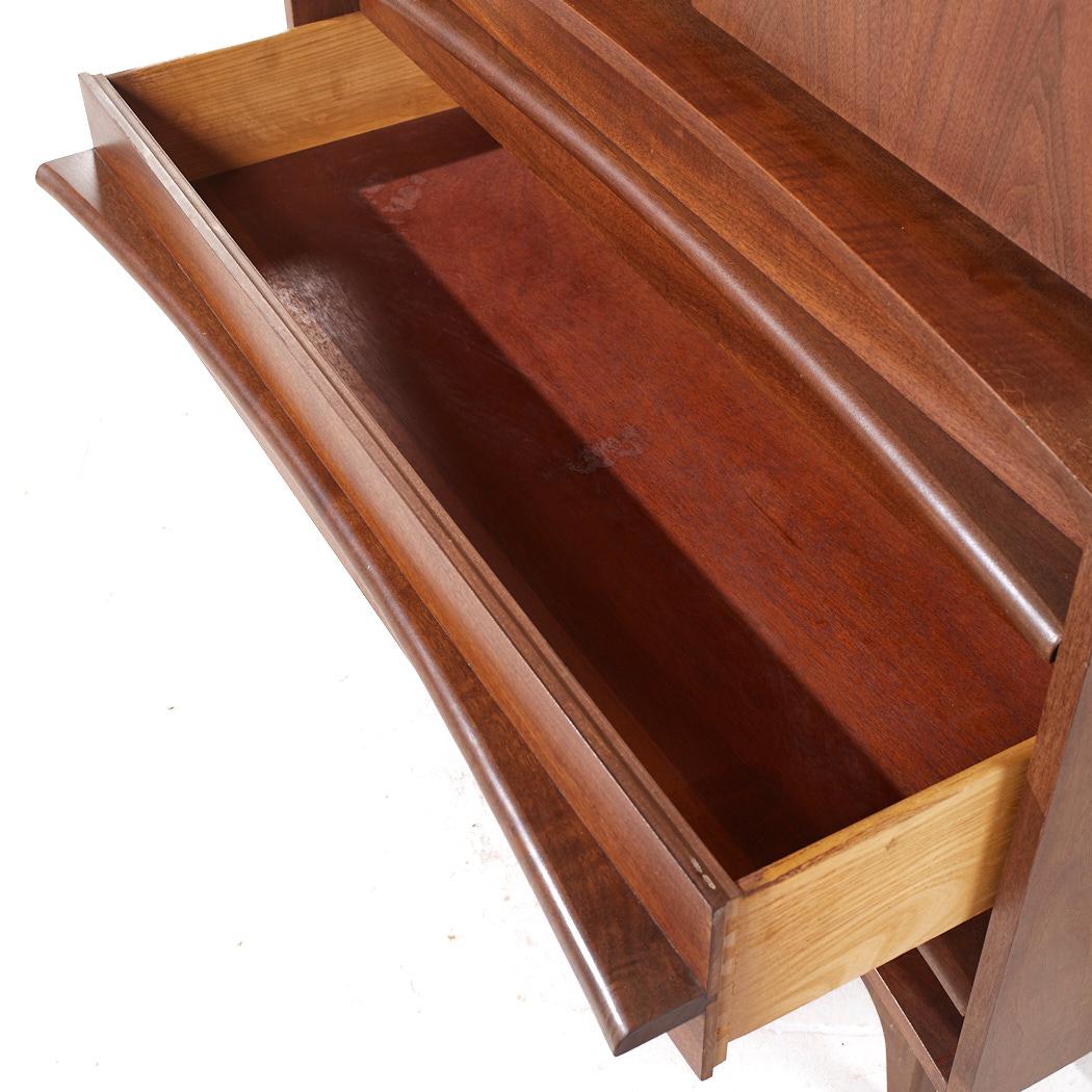 Young Manufacturing Mid Century Walnut Curved Front Highboy Dresser (cassettone in noce) in vendita 2
