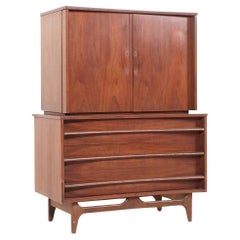 Young Manufacturing Mid Century Walnut Curved Front Highboy Dresser (commode haute à façade incurvée)