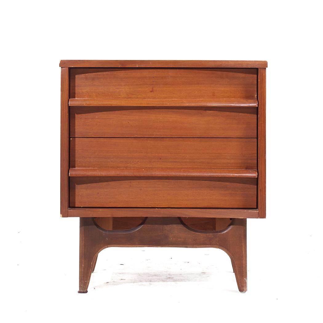 Young Manufacturing Mid Century Walnut Curved Front Nightstands - Pair In Good Condition In Countryside, IL