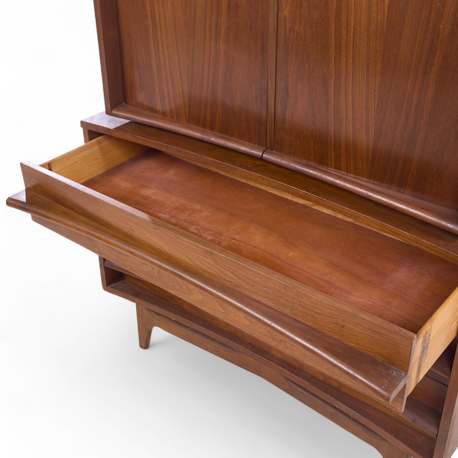 Cómoda alta curvada de nogal Young Manufacturing Mid Century en venta 3