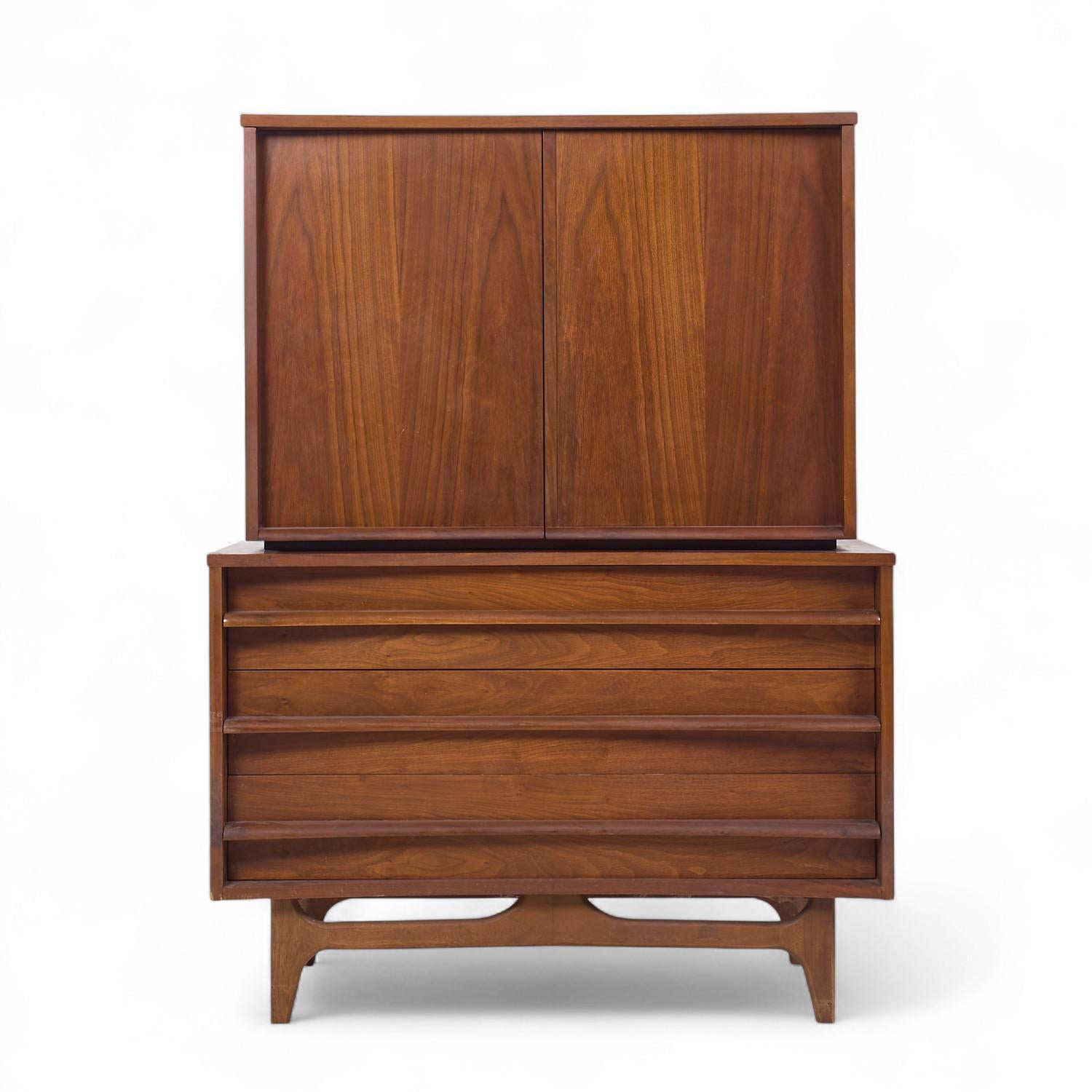 Cómoda alta curvada de nogal Young Manufacturing Mid Century

Este mueble alto mide 42 de ancho x 20,75 de fondo x 56,25 pulgadas de alto

Todos los muebles pueden adquirirse en lo que denominamos estado vintage restaurado. Esto significa que la